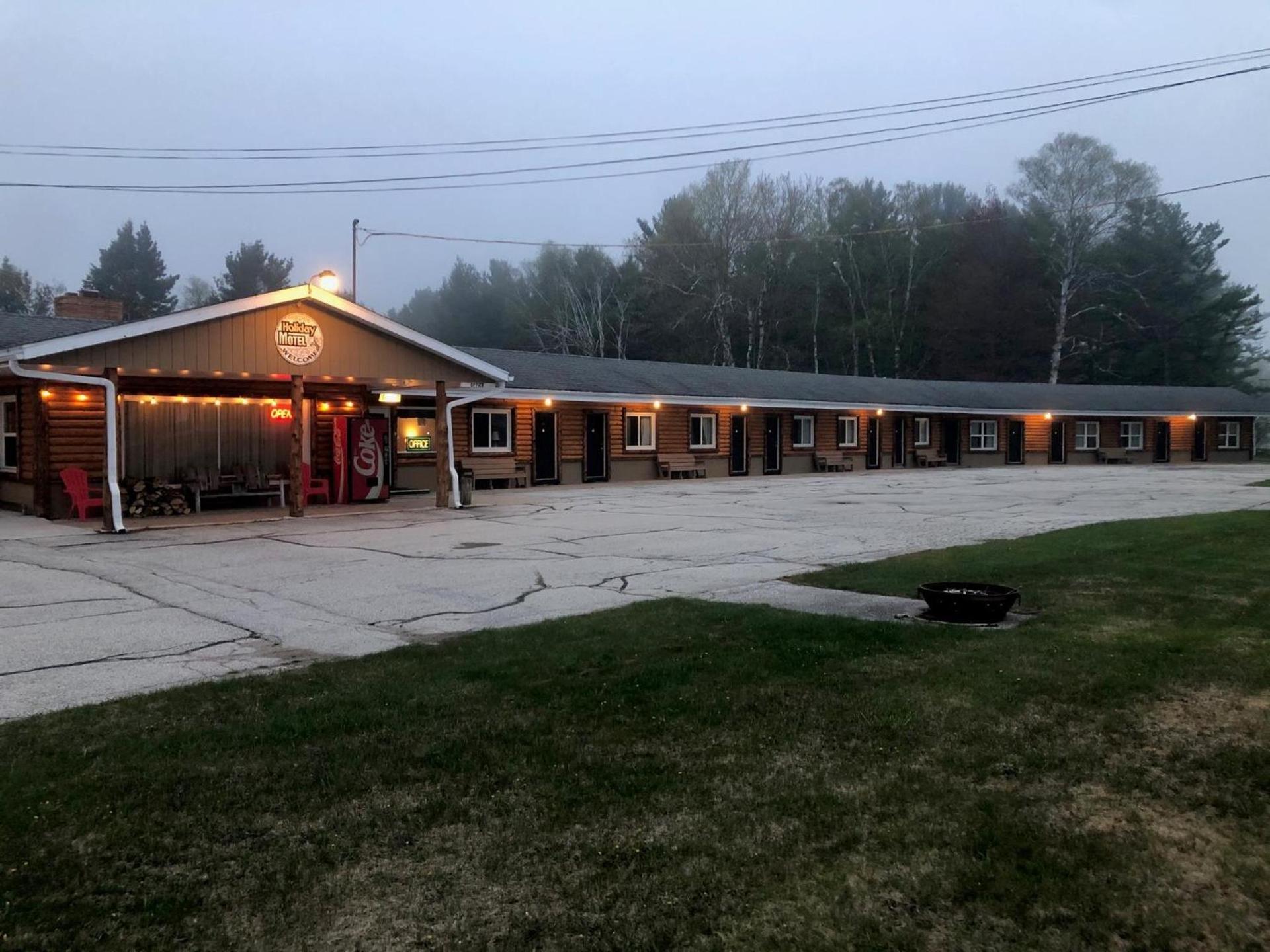 Holiday Motel — hotel in Manistique
