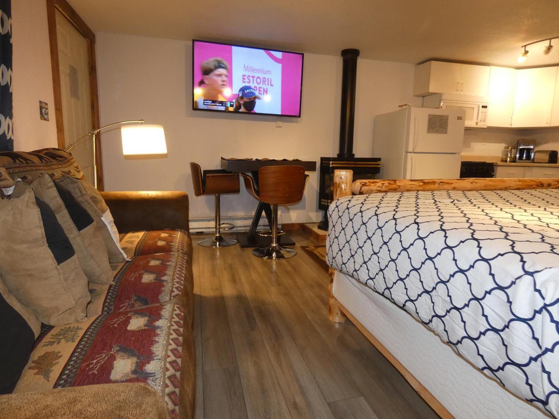 Yellowstone Motel - Adults Only - All rooms have kitchens photo 69