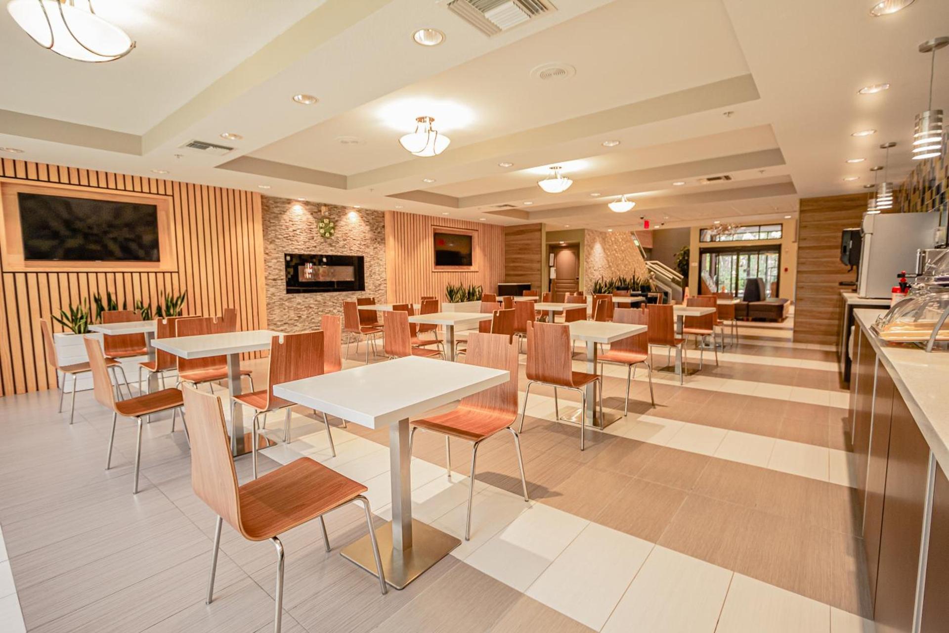 Days Inn & Suites by Wyndham Fort Myers Near JetBlue Park photo 28