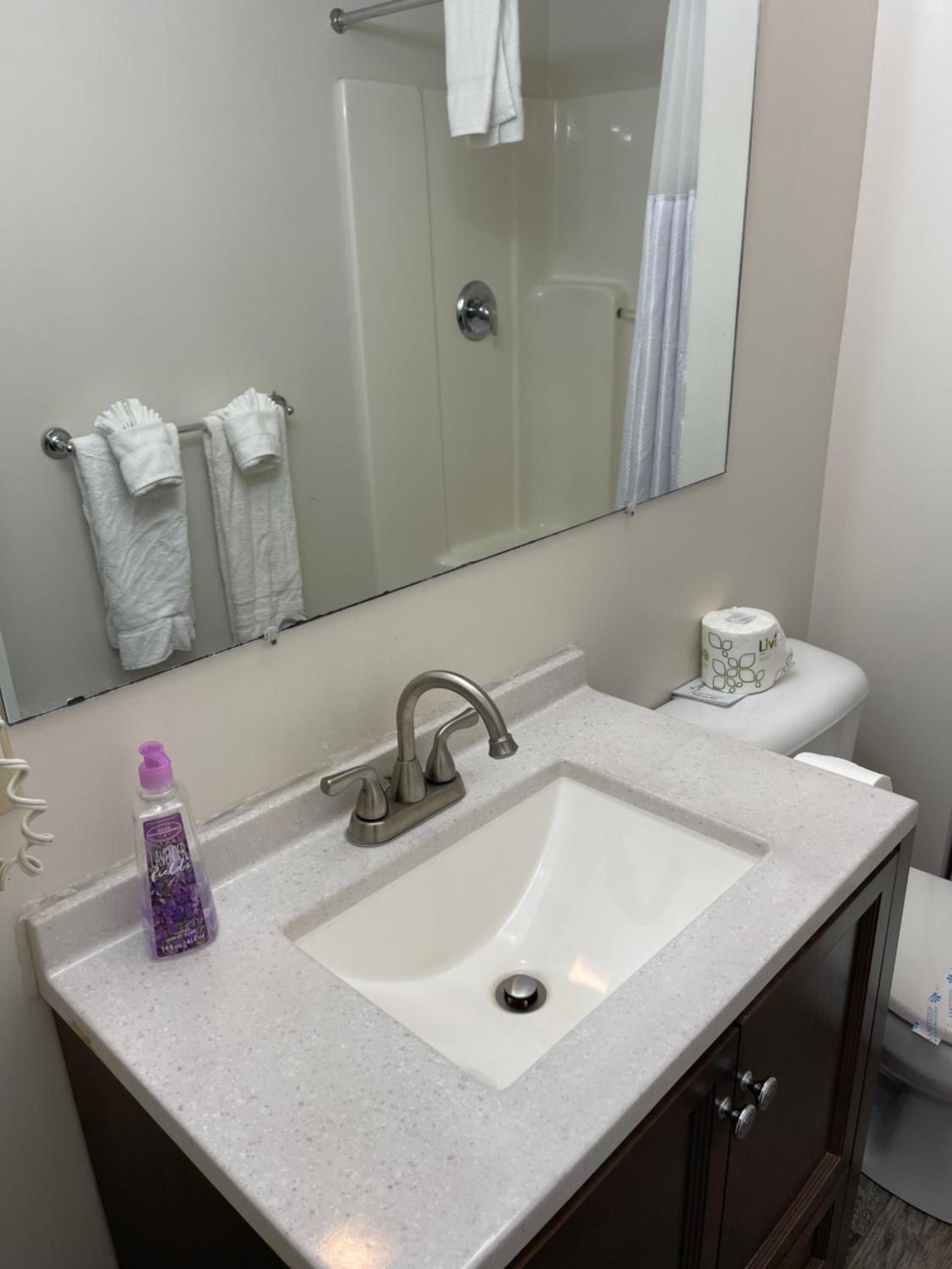 Colonial Motel photo 28
