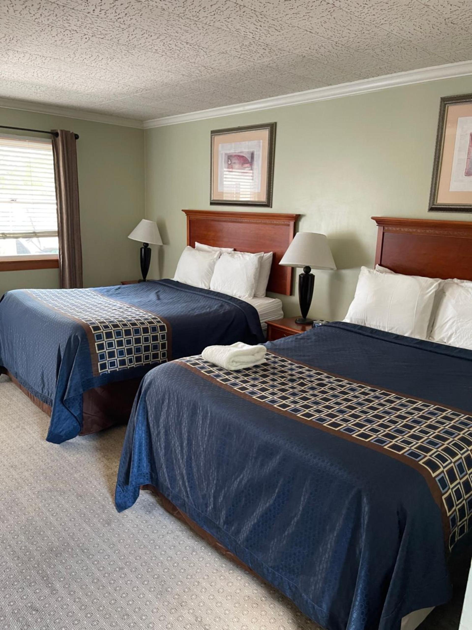 Colonial Motel photo 32