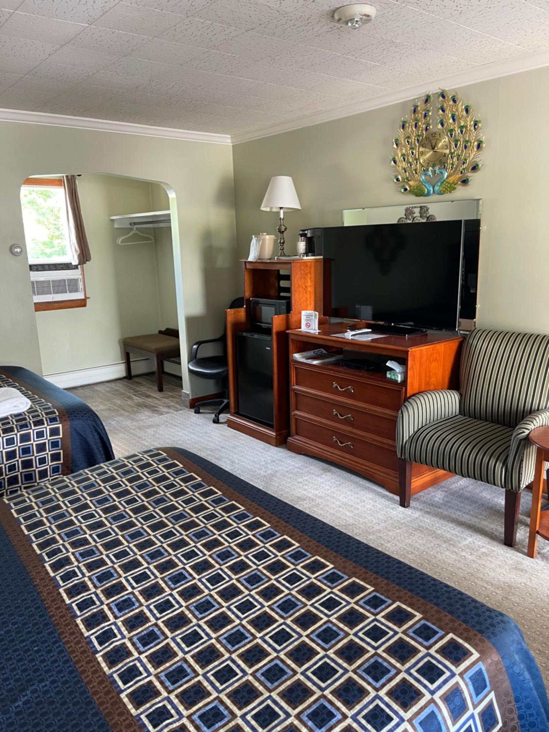 Colonial Motel photo 31