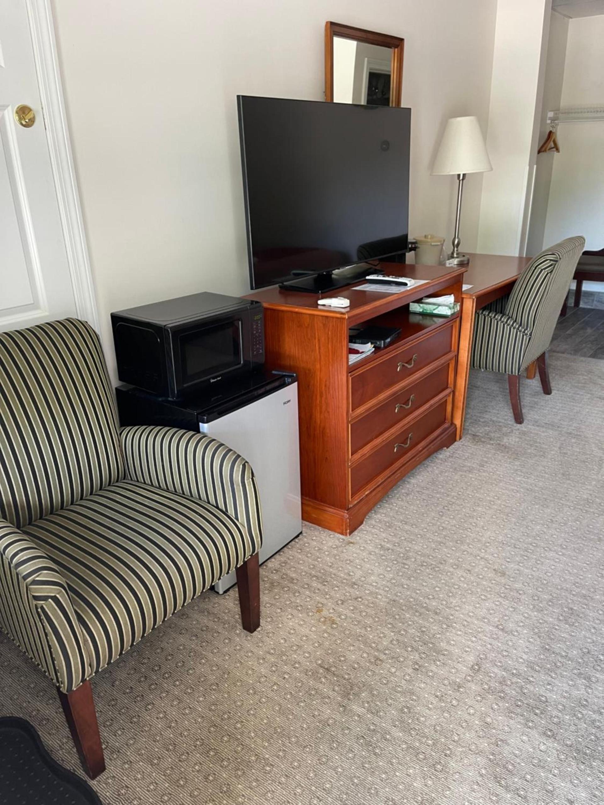 Colonial Motel photo 40
