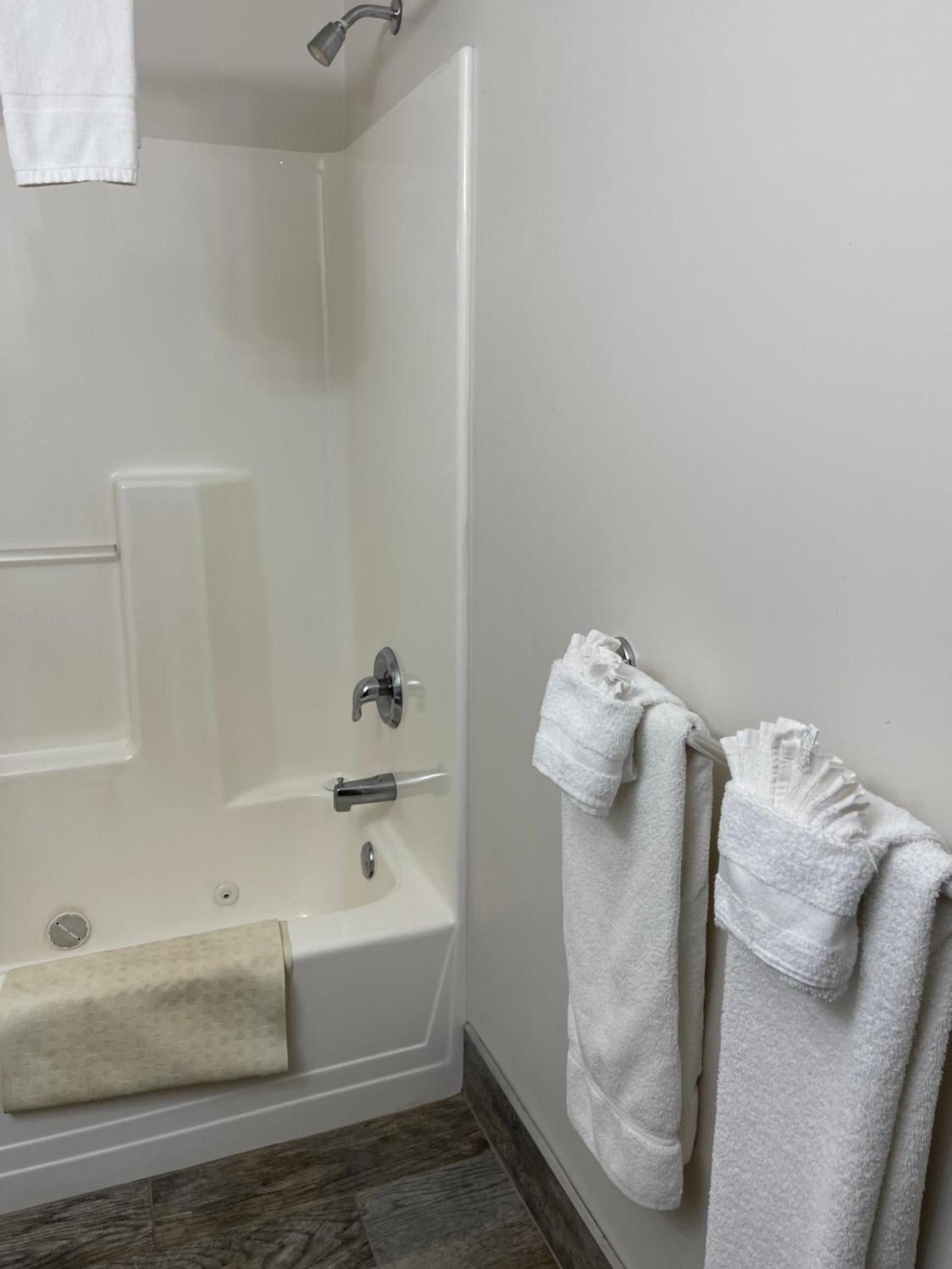 Colonial Motel photo 43