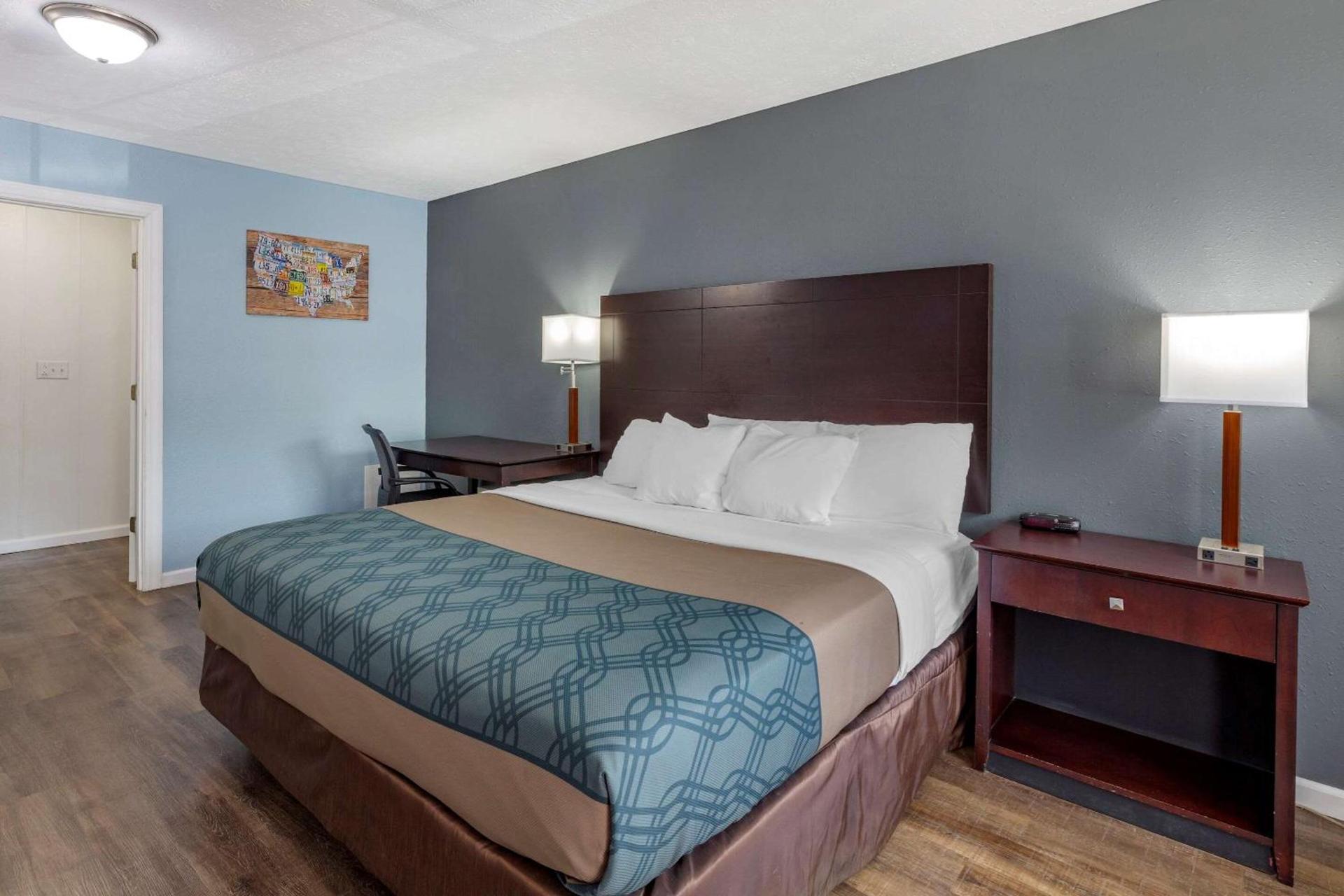 Econo Lodge Inn & Suites Sandusky South photo 26