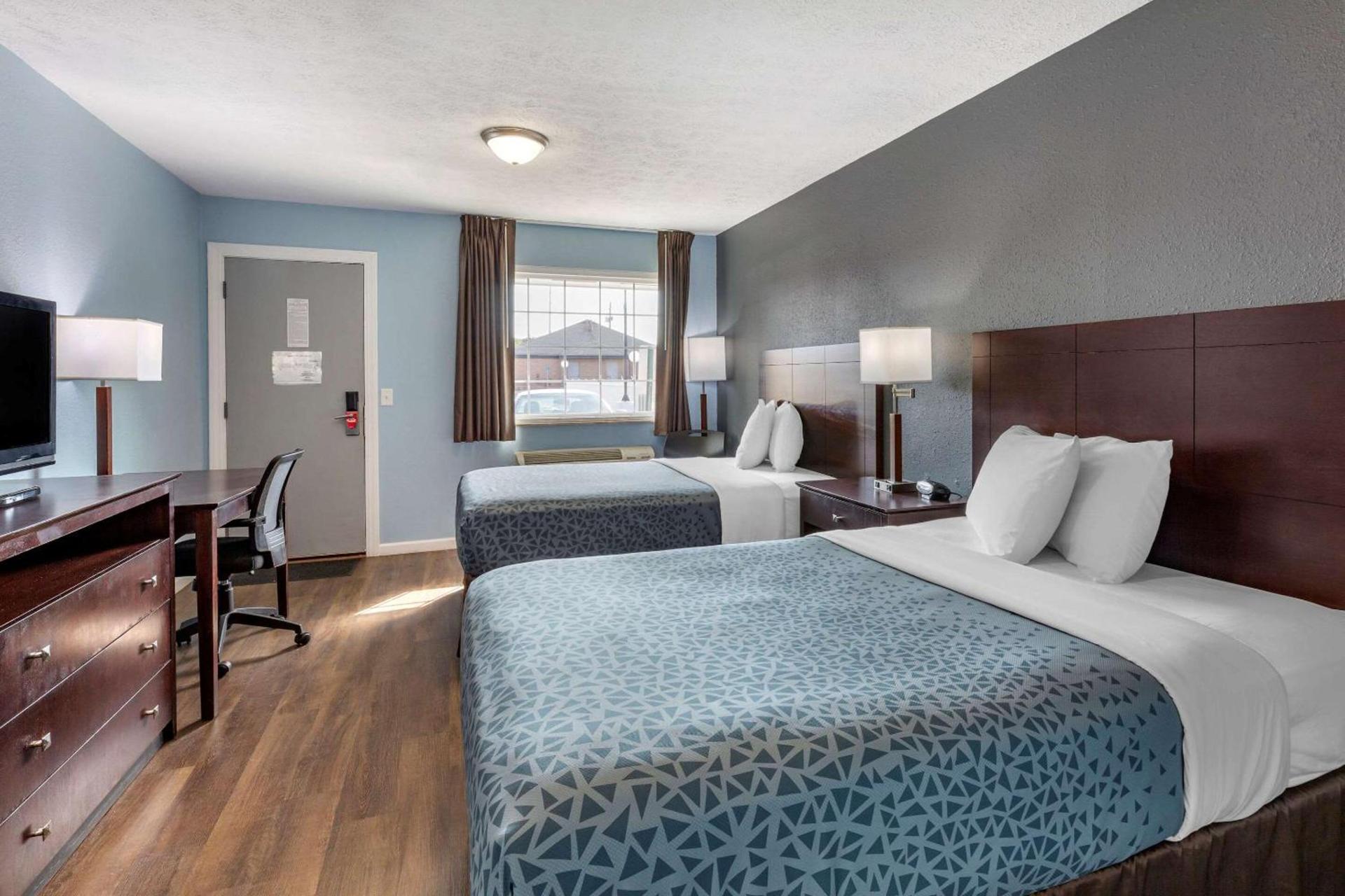 Econo Lodge Inn & Suites Sandusky South photo 17