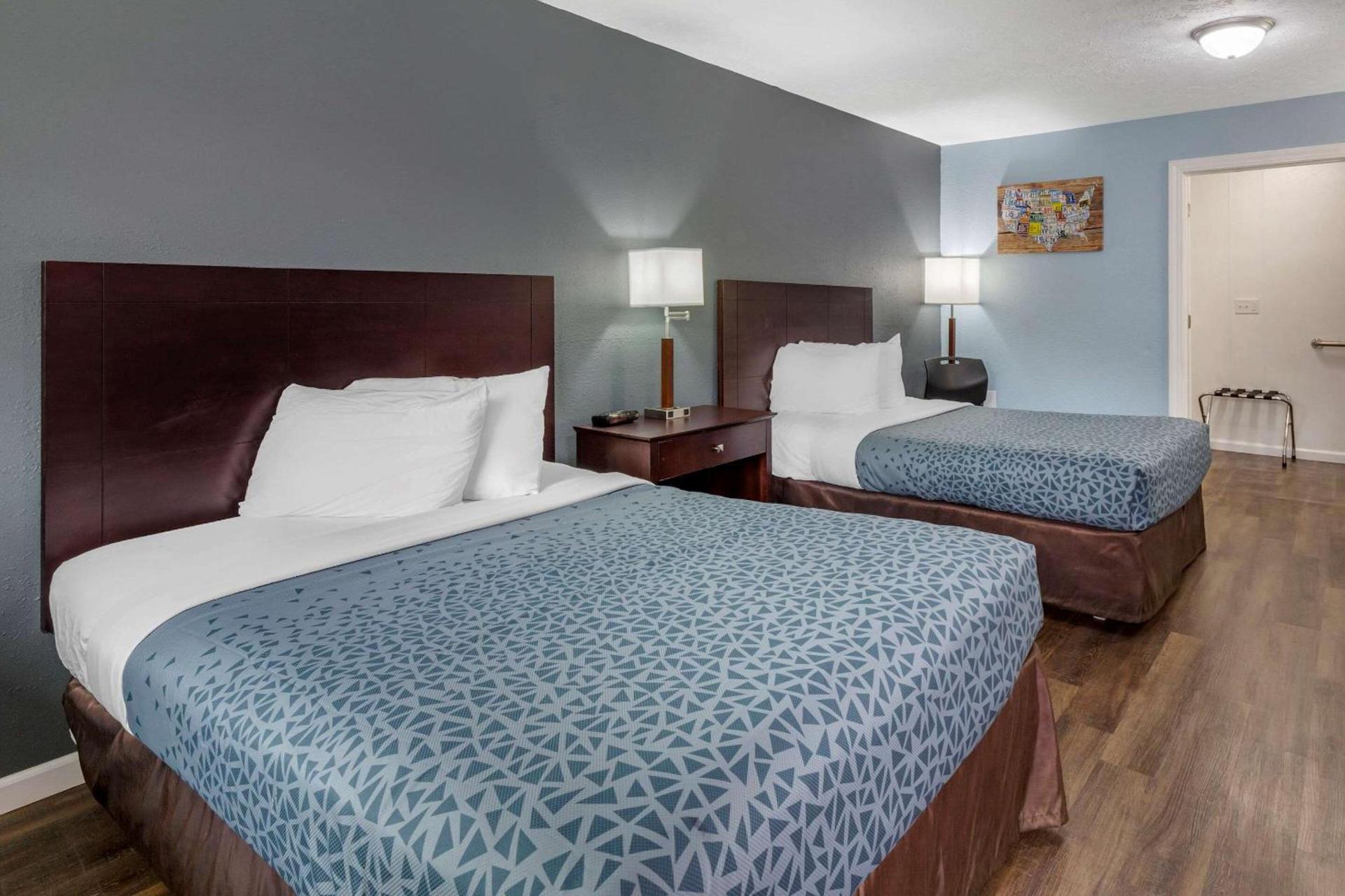 Econo Lodge Inn & Suites Sandusky South photo 20