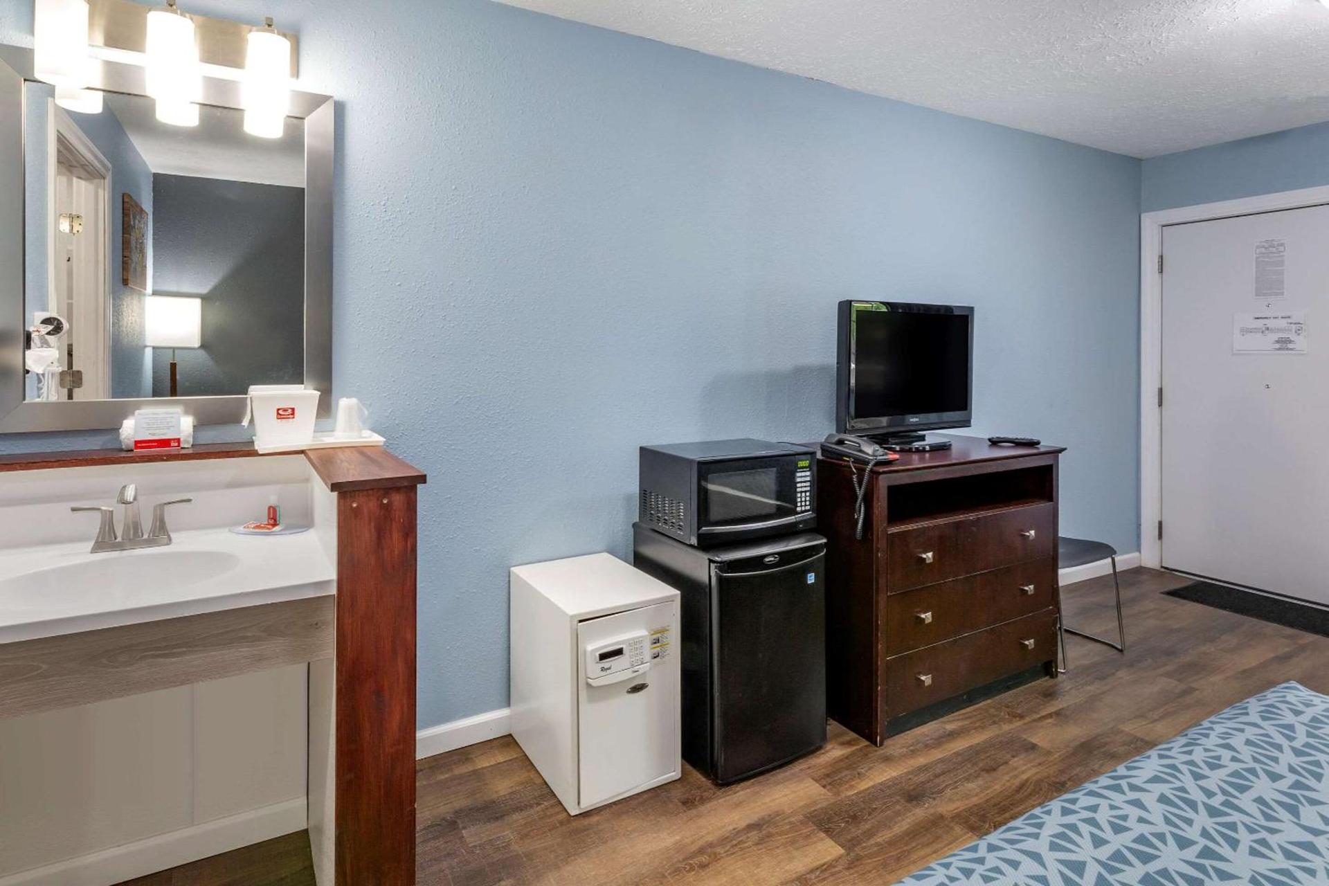 Econo Lodge Inn & Suites Sandusky South photo 15
