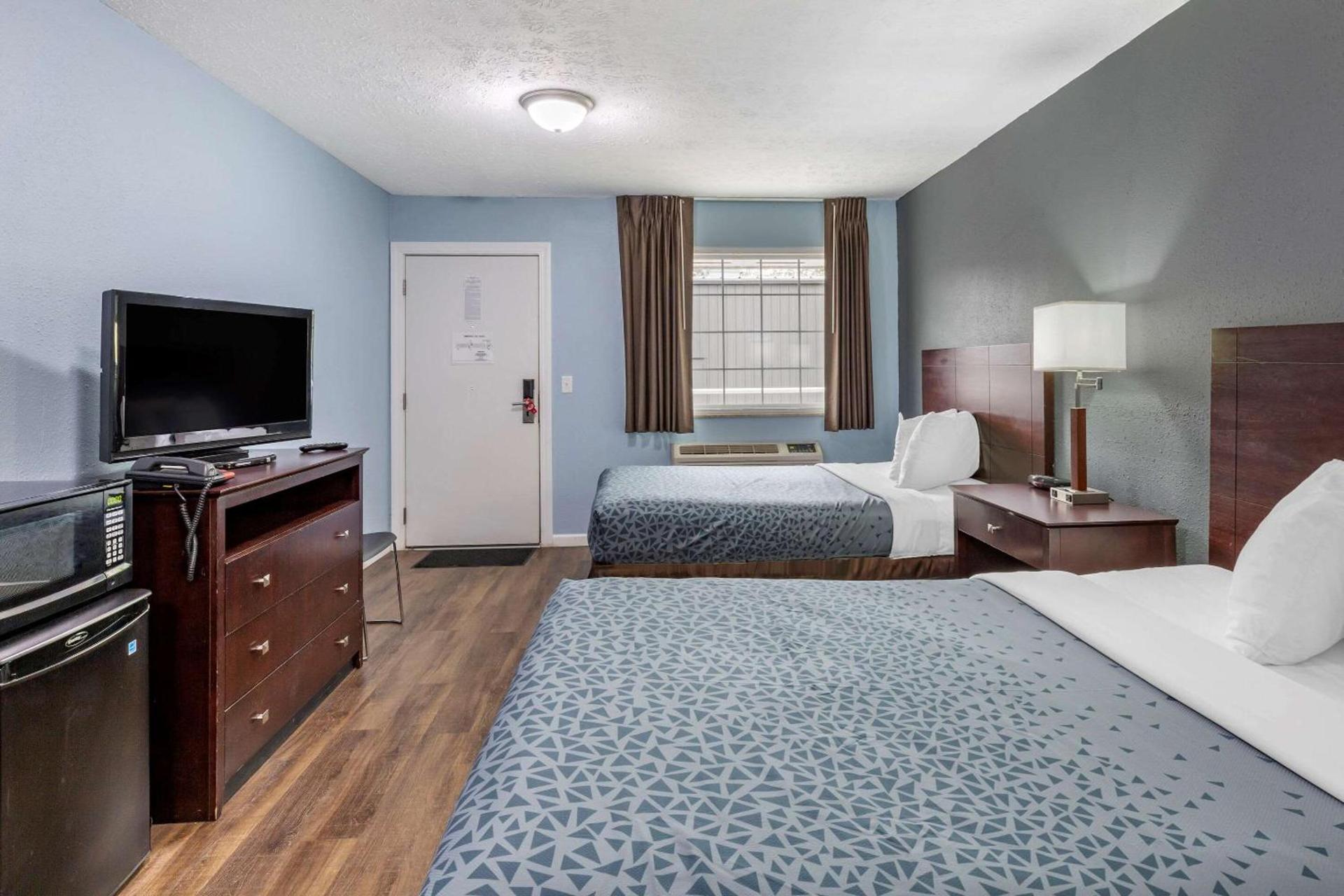 Econo Lodge Inn & Suites Sandusky South photo 18