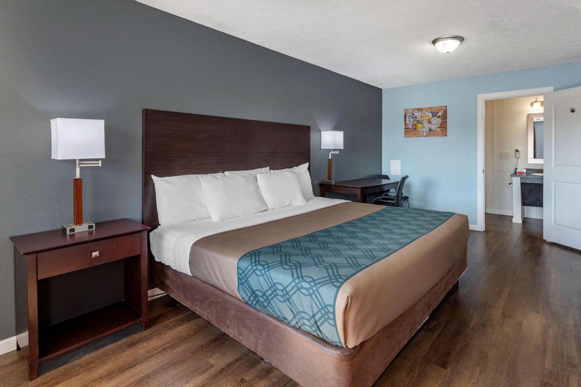 Econo Lodge Inn & Suites Sandusky South photo 27