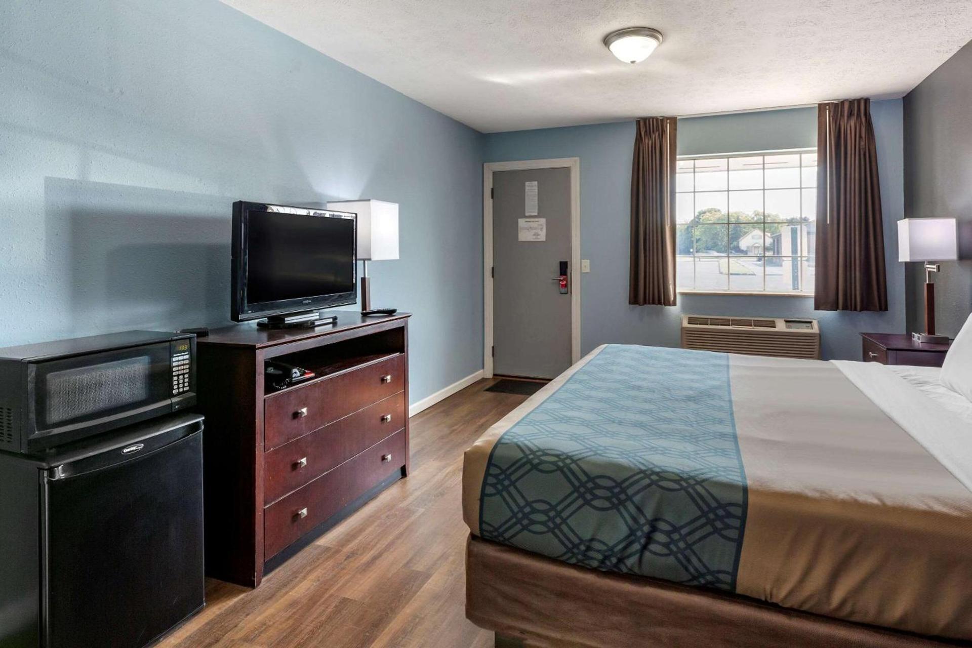 Econo Lodge Inn & Suites Sandusky South photo 4