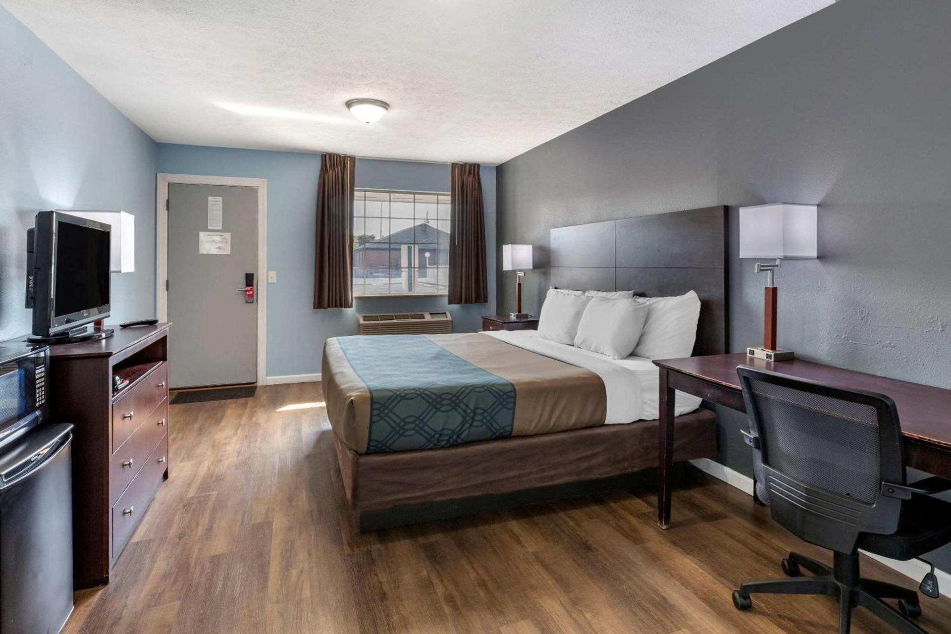 Econo Lodge Inn & Suites Sandusky South photo 9