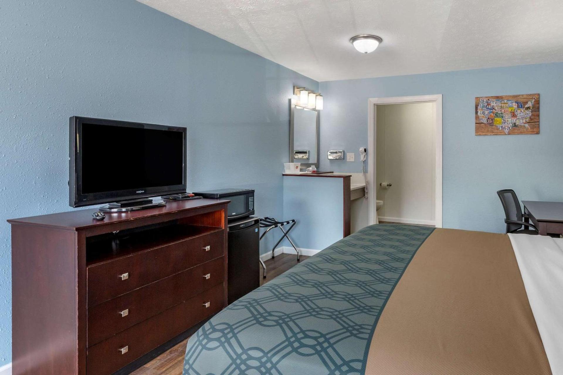 Econo Lodge Inn & Suites Sandusky South photo 13