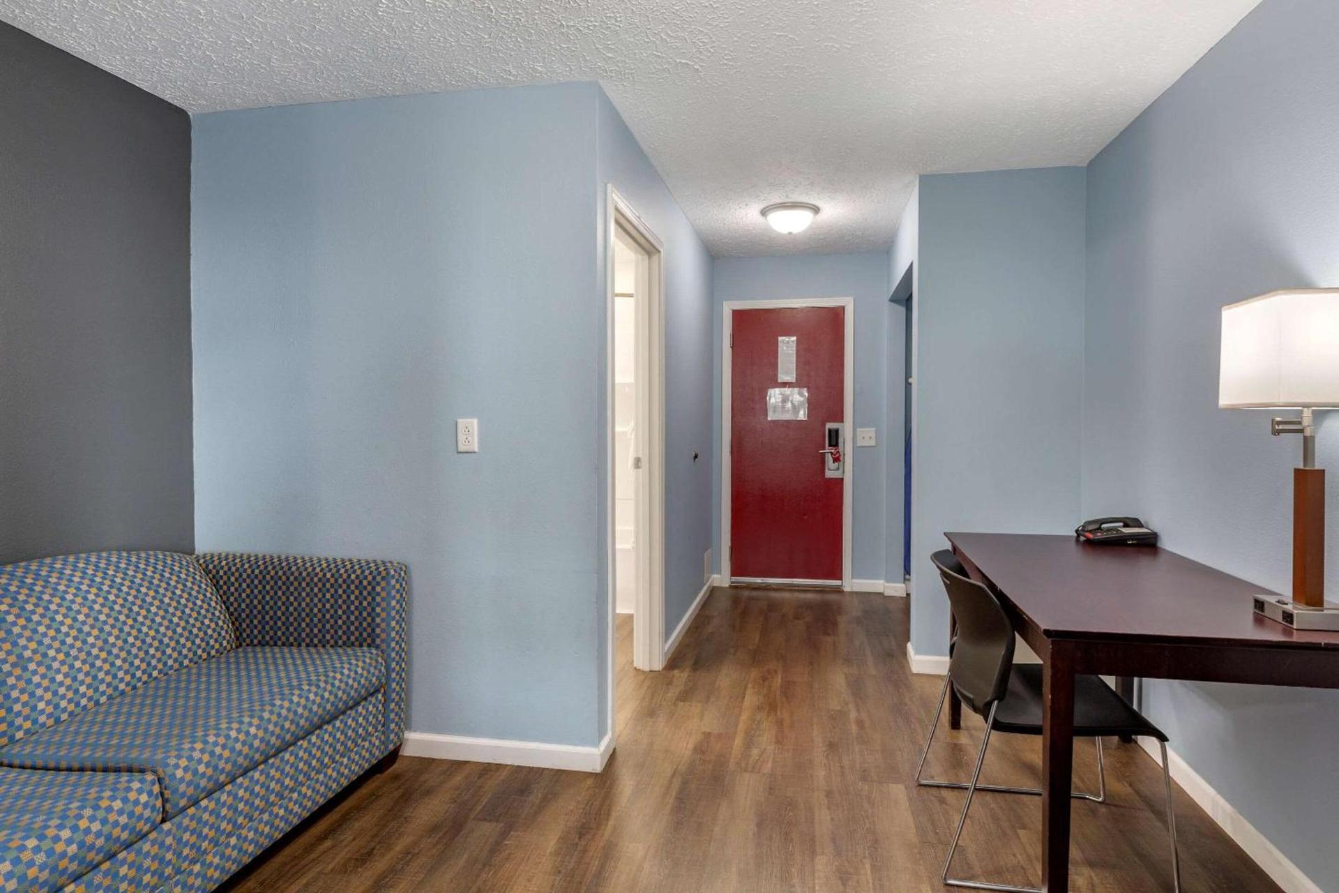 Econo Lodge Inn & Suites Sandusky South photo 19