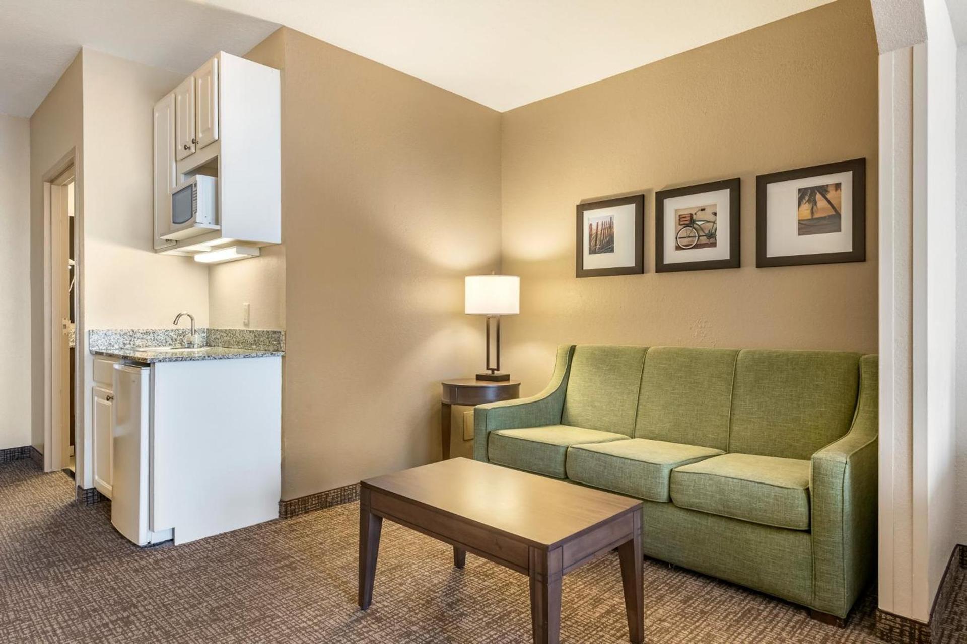 Comfort Suites Maingate East photo 31