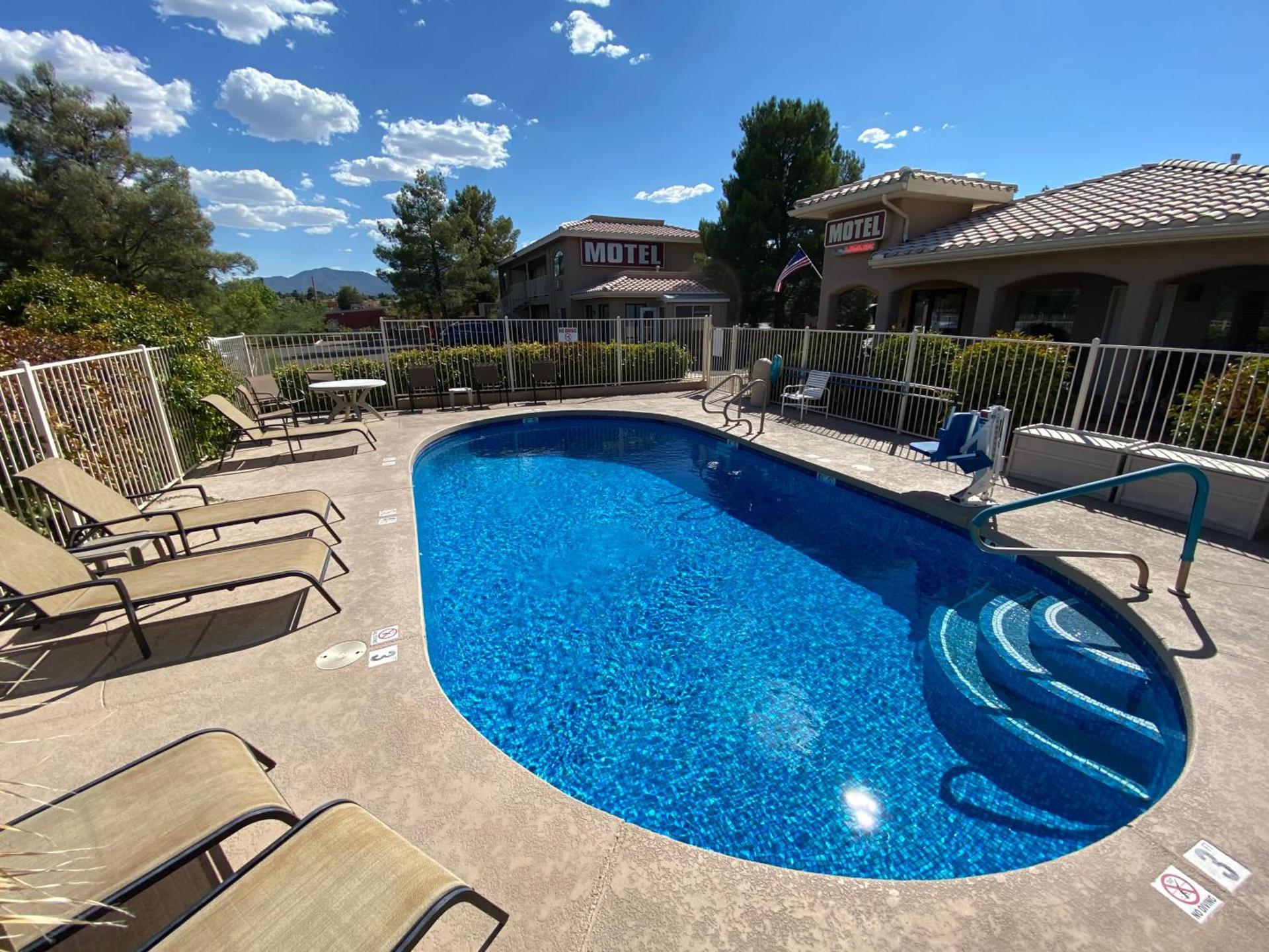 Pines Inn & Suites photo 3