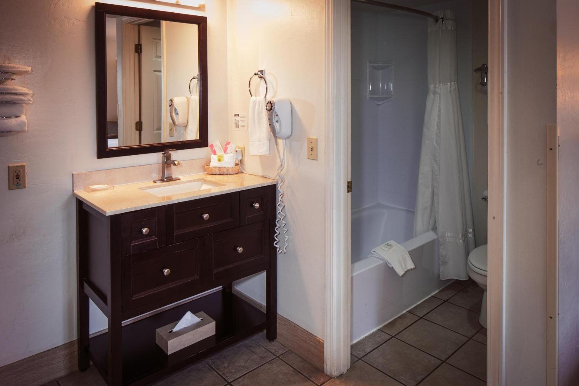Pines Inn & Suites photo 27