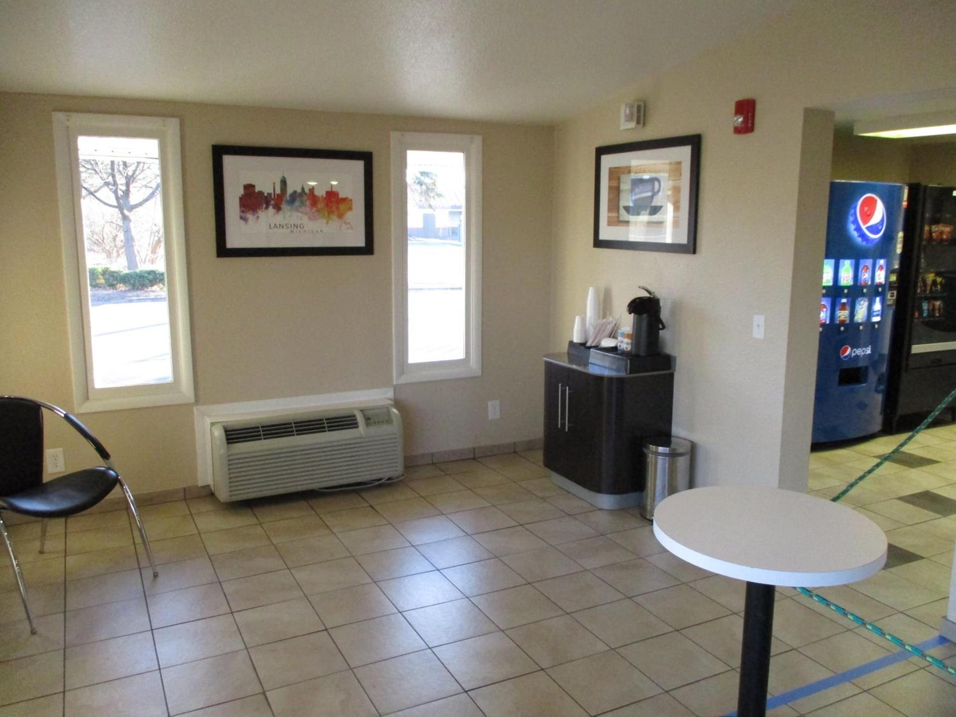 Travelodge by Wyndham Lansing photo 7