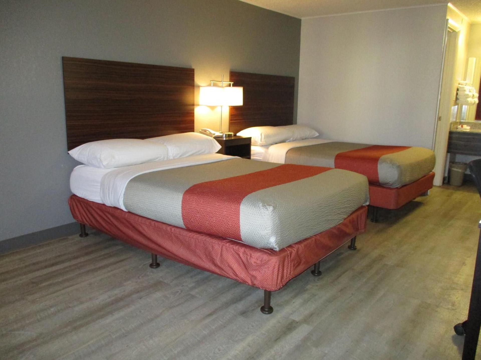 Travelodge by Wyndham Lansing photo 6