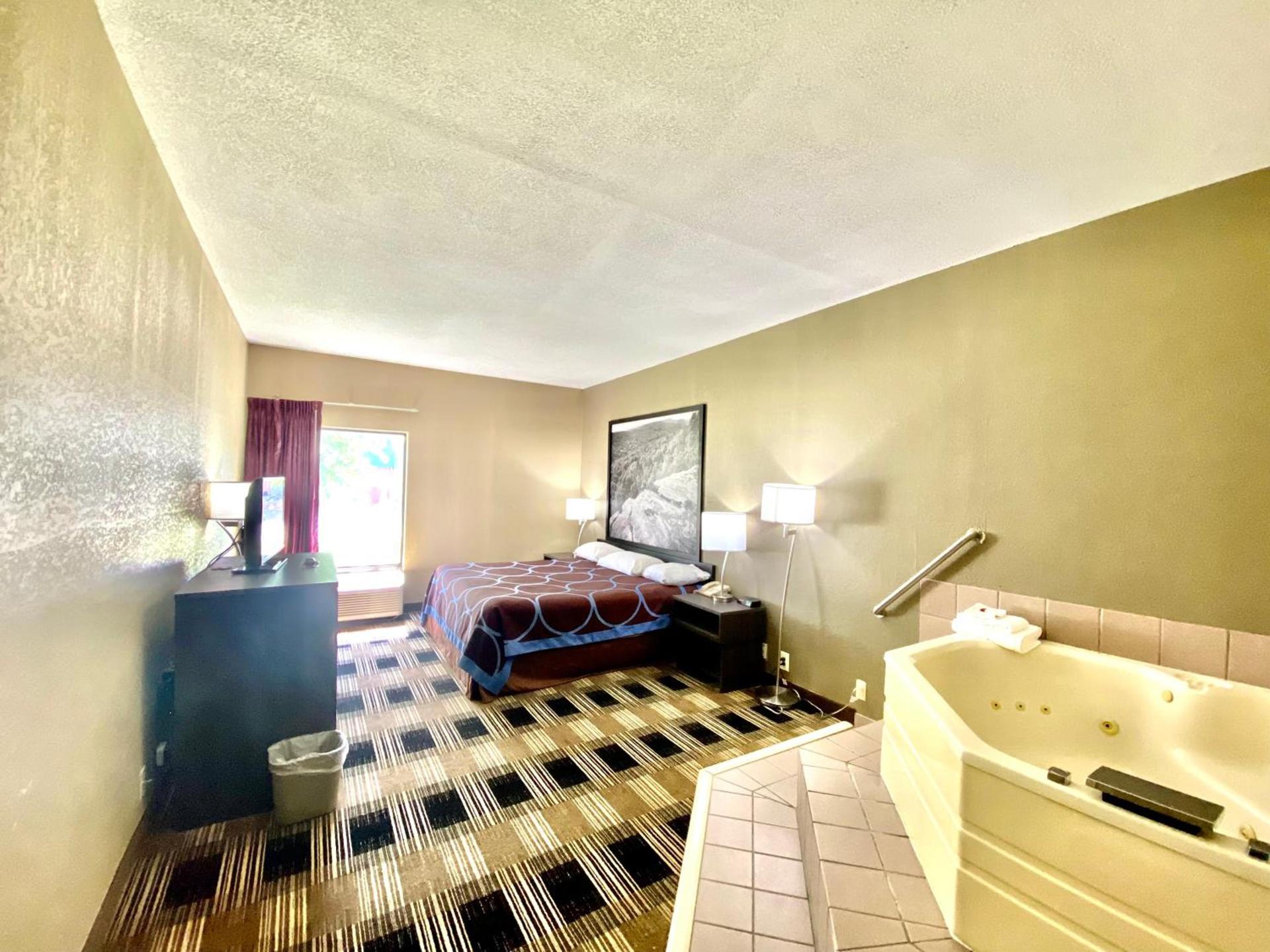 Super 8 by Wyndham Conway photo 11