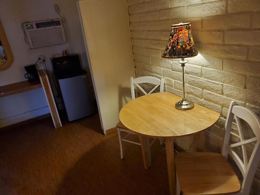 Brad's Desert Inn photo 12
