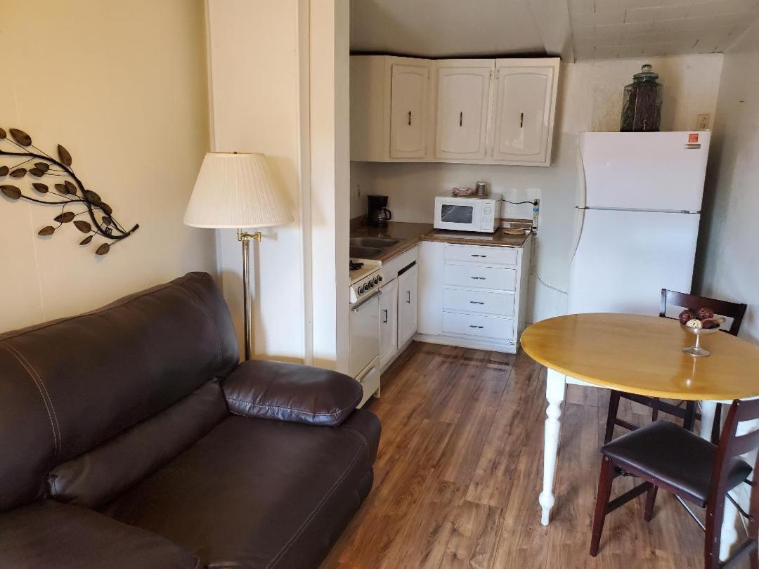 Brad's Desert Inn photo 6