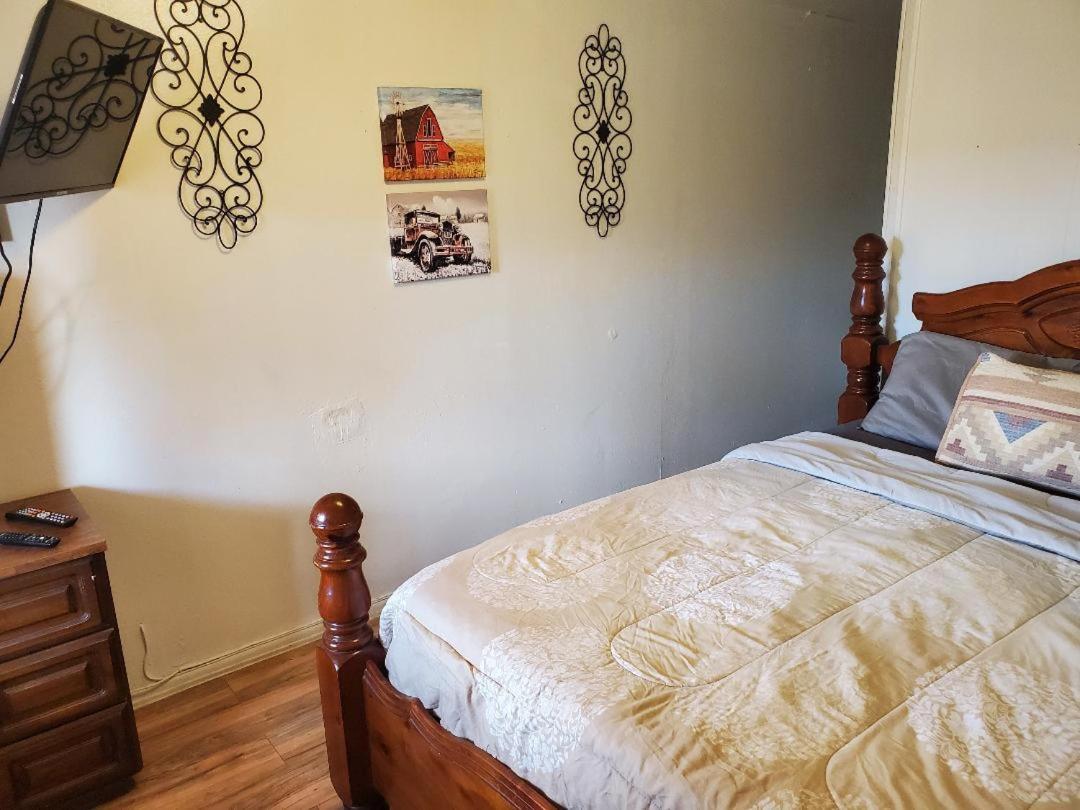 Brad's Desert Inn photo 5