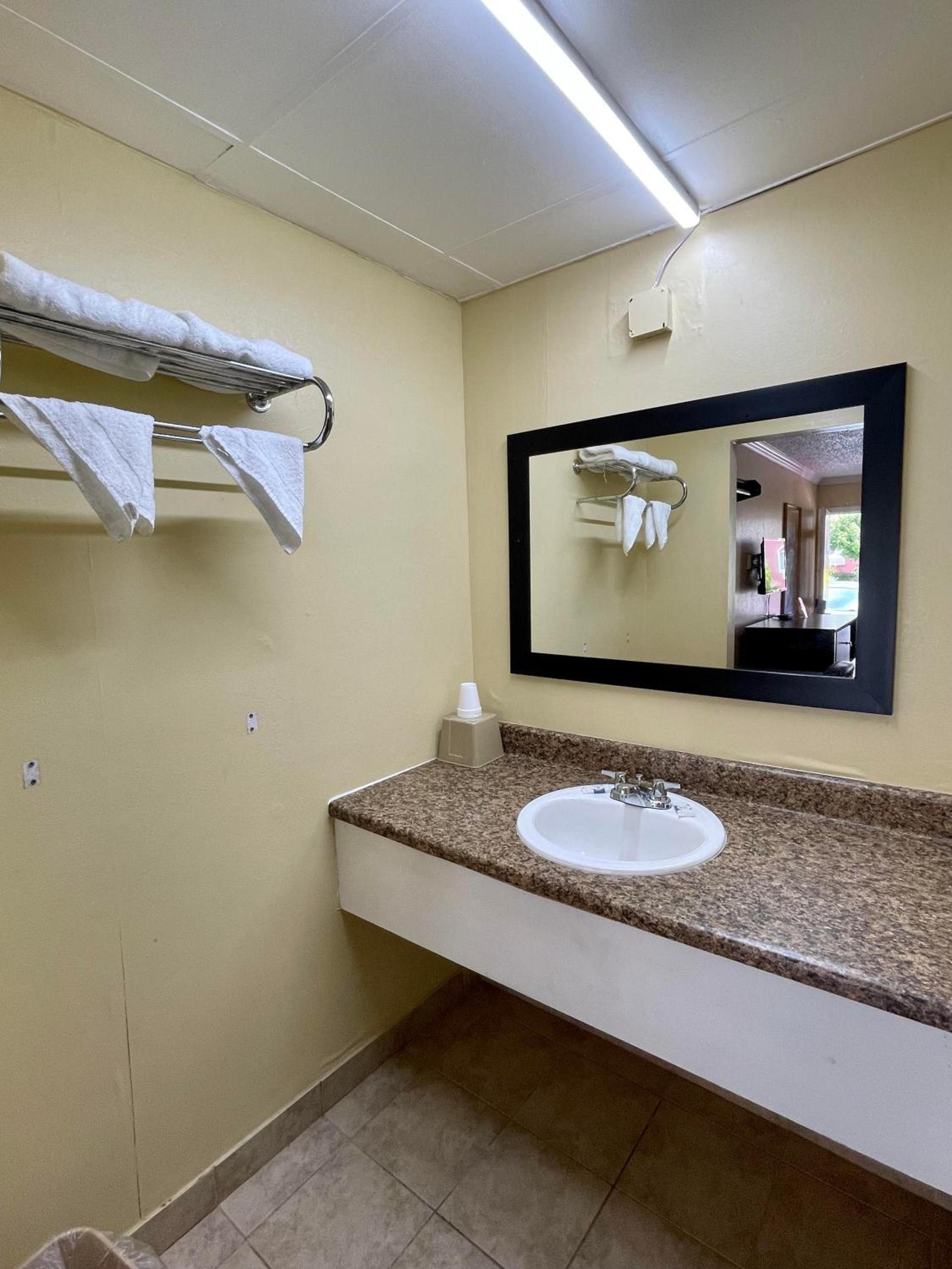 Economy Motel photo 2