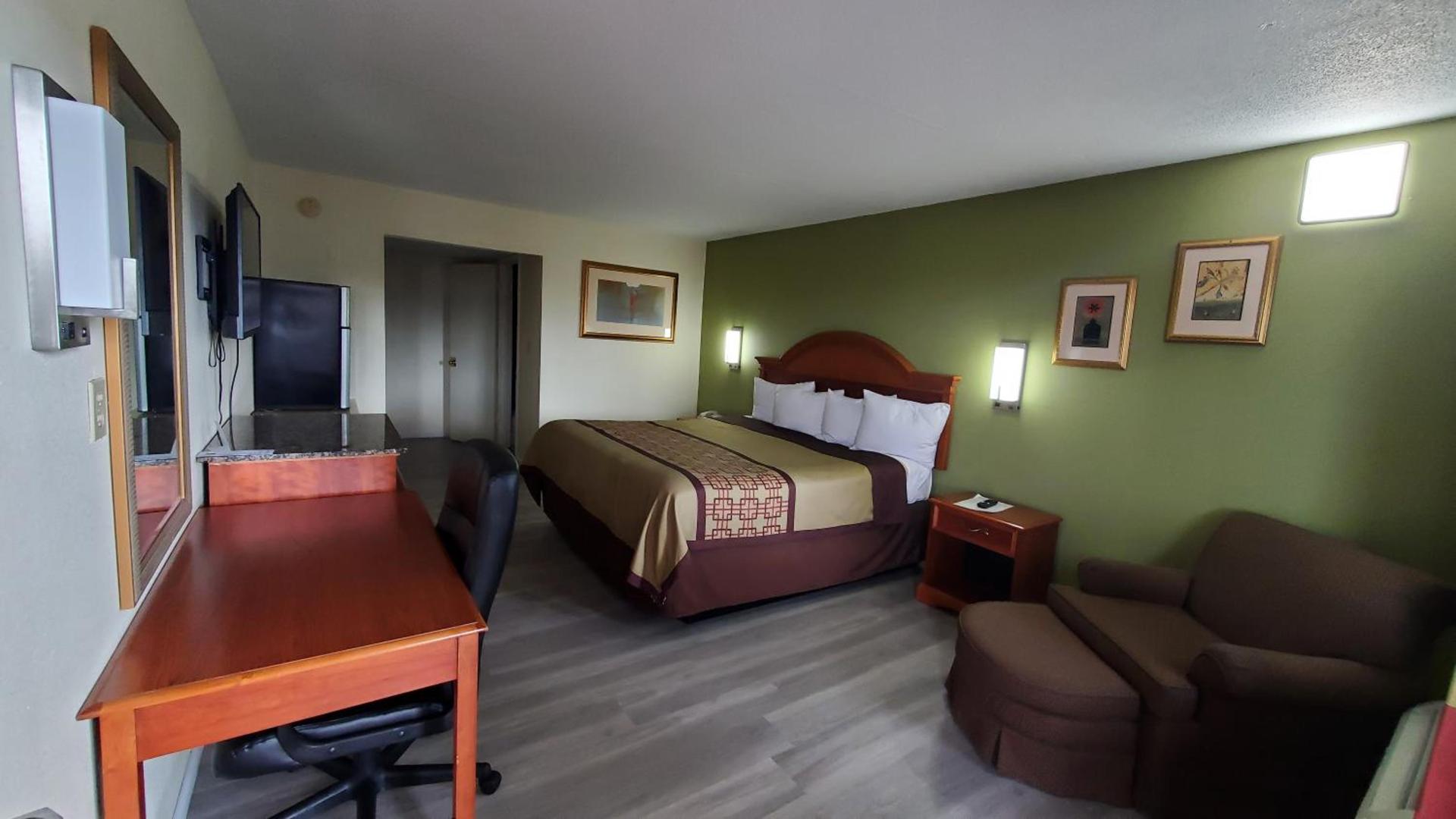 Big Spring Inn Madisonville photo 18