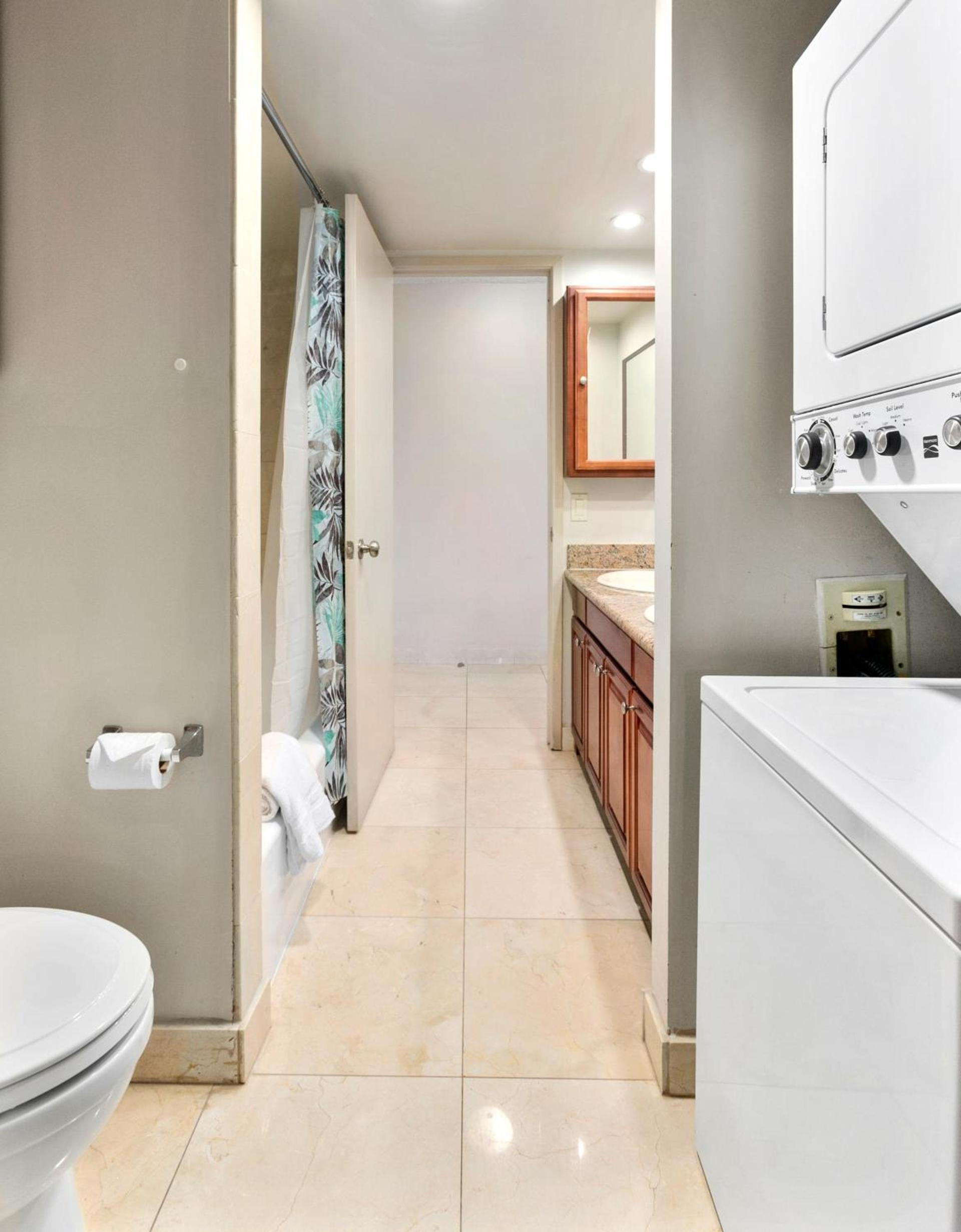 Waikiki Beach Condominiums photo 9