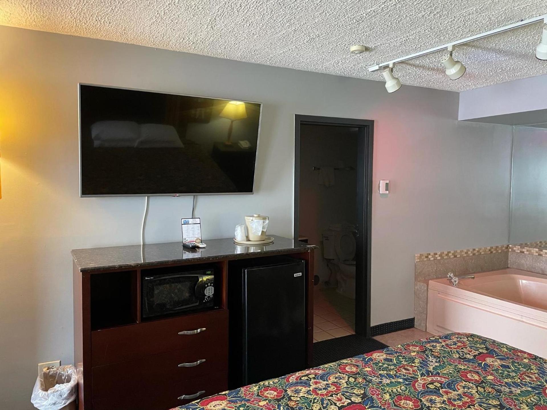American Inn and Suites photo 27