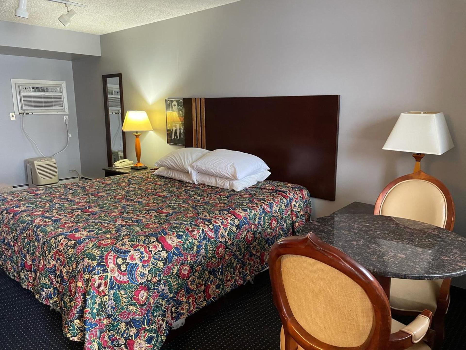 American Inn and Suites photo 31
