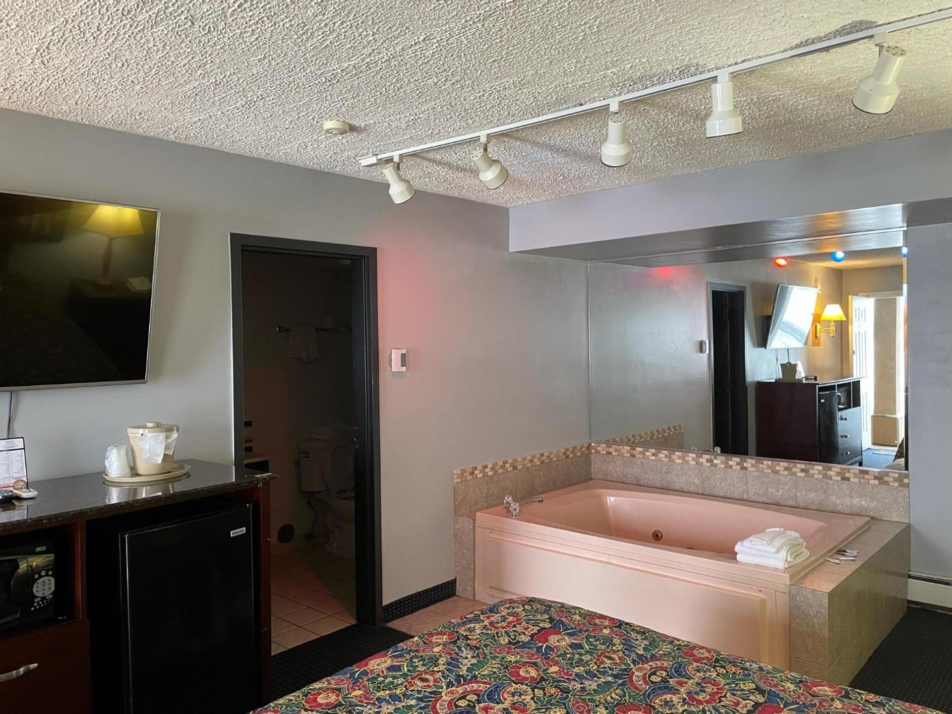 American Inn and Suites photo 32