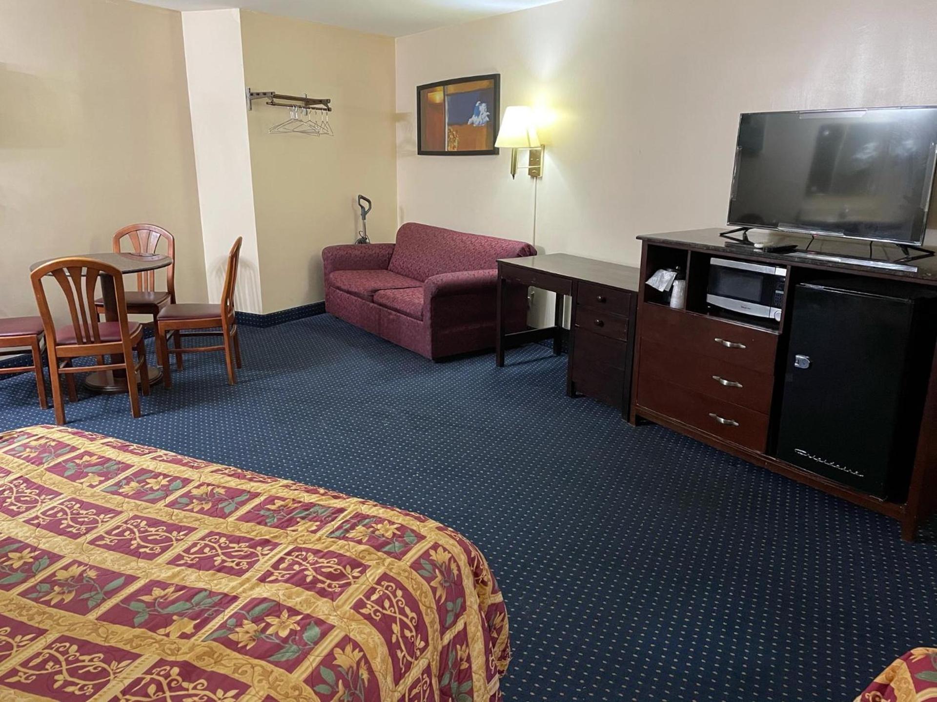 American Inn and Suites photo 33
