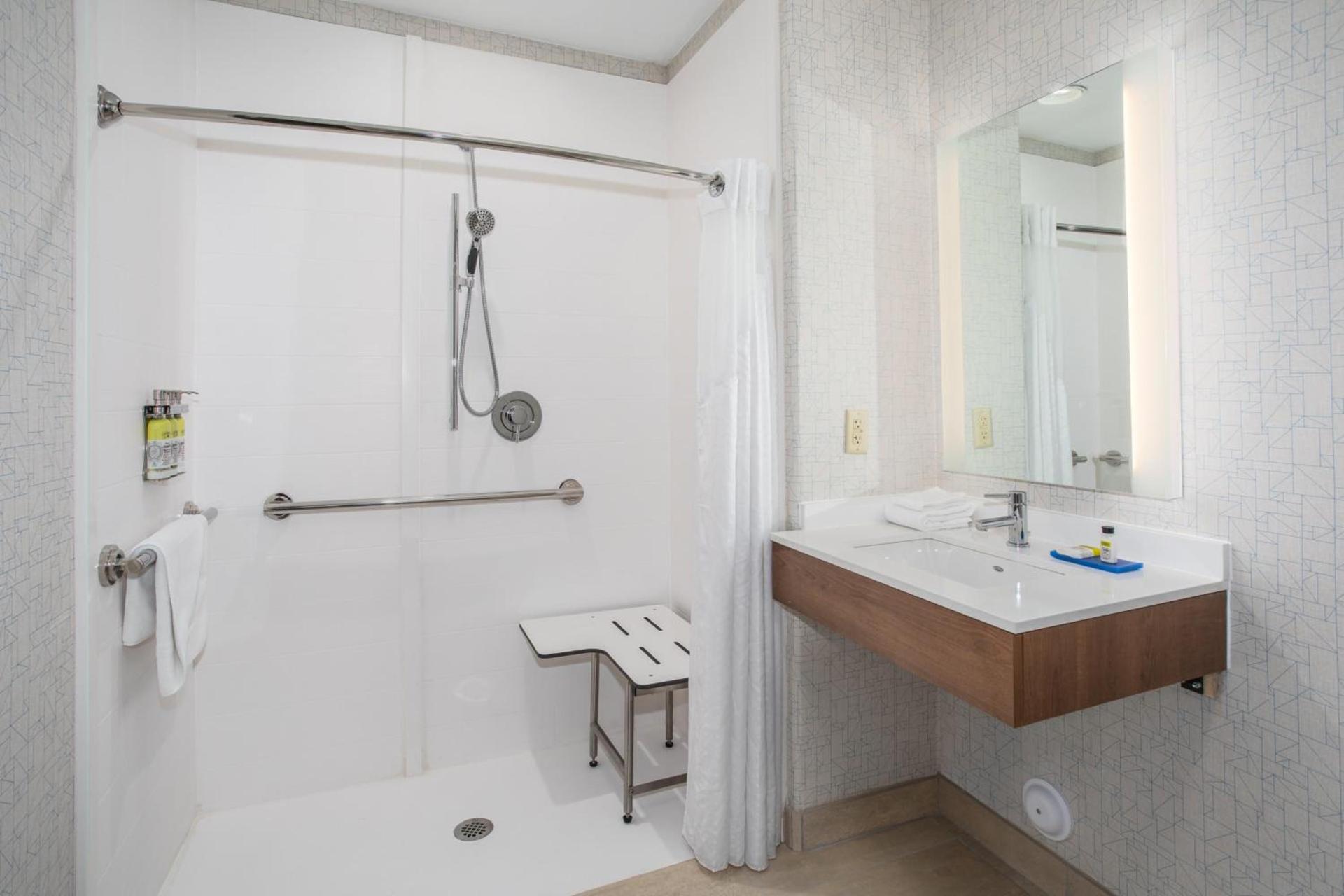 Holiday Inn Express & Suites Phoenix Glendale Dist by IHG photo 40