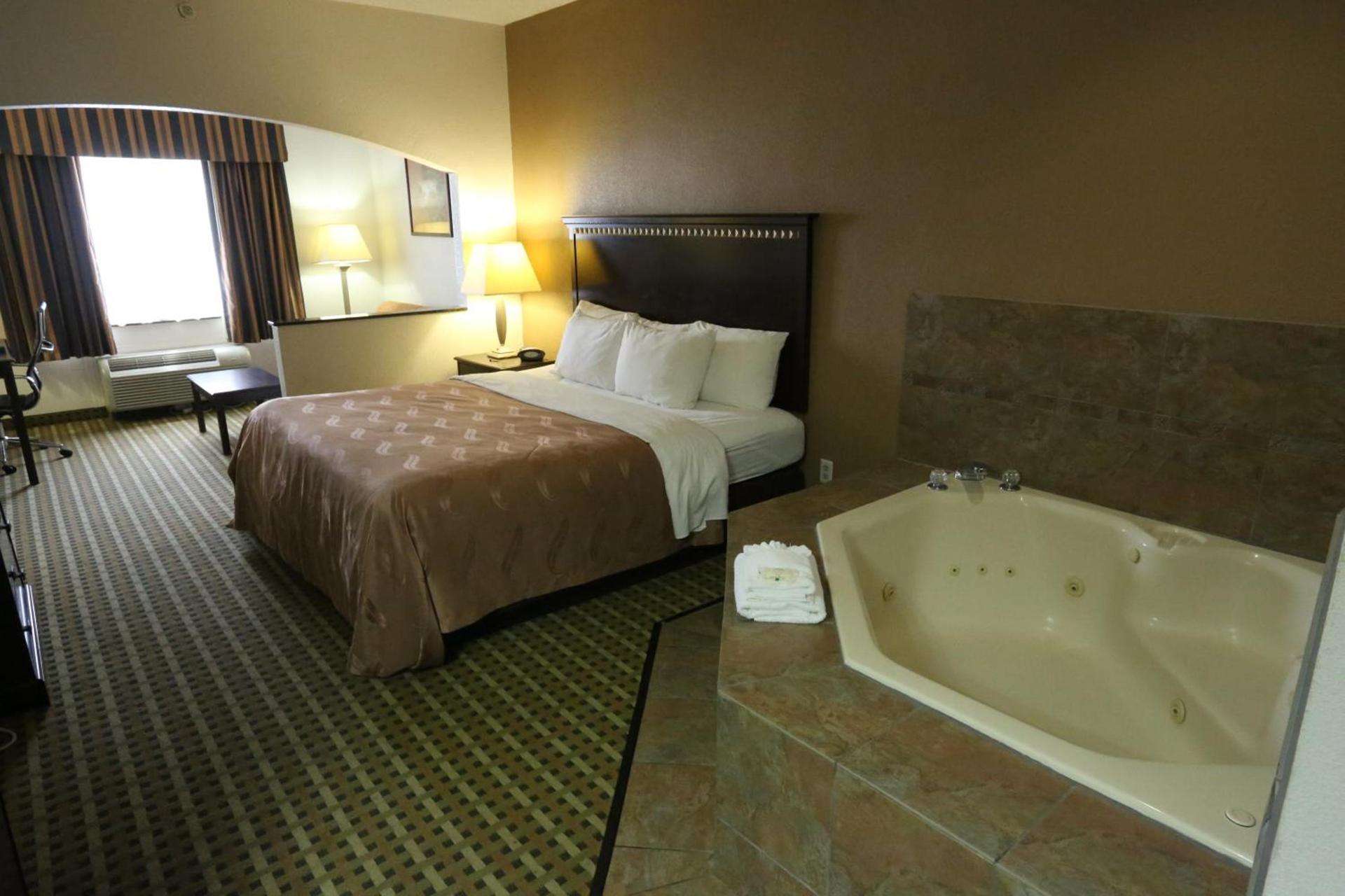 Quality Suites Burleson - Ft Worth photo 37