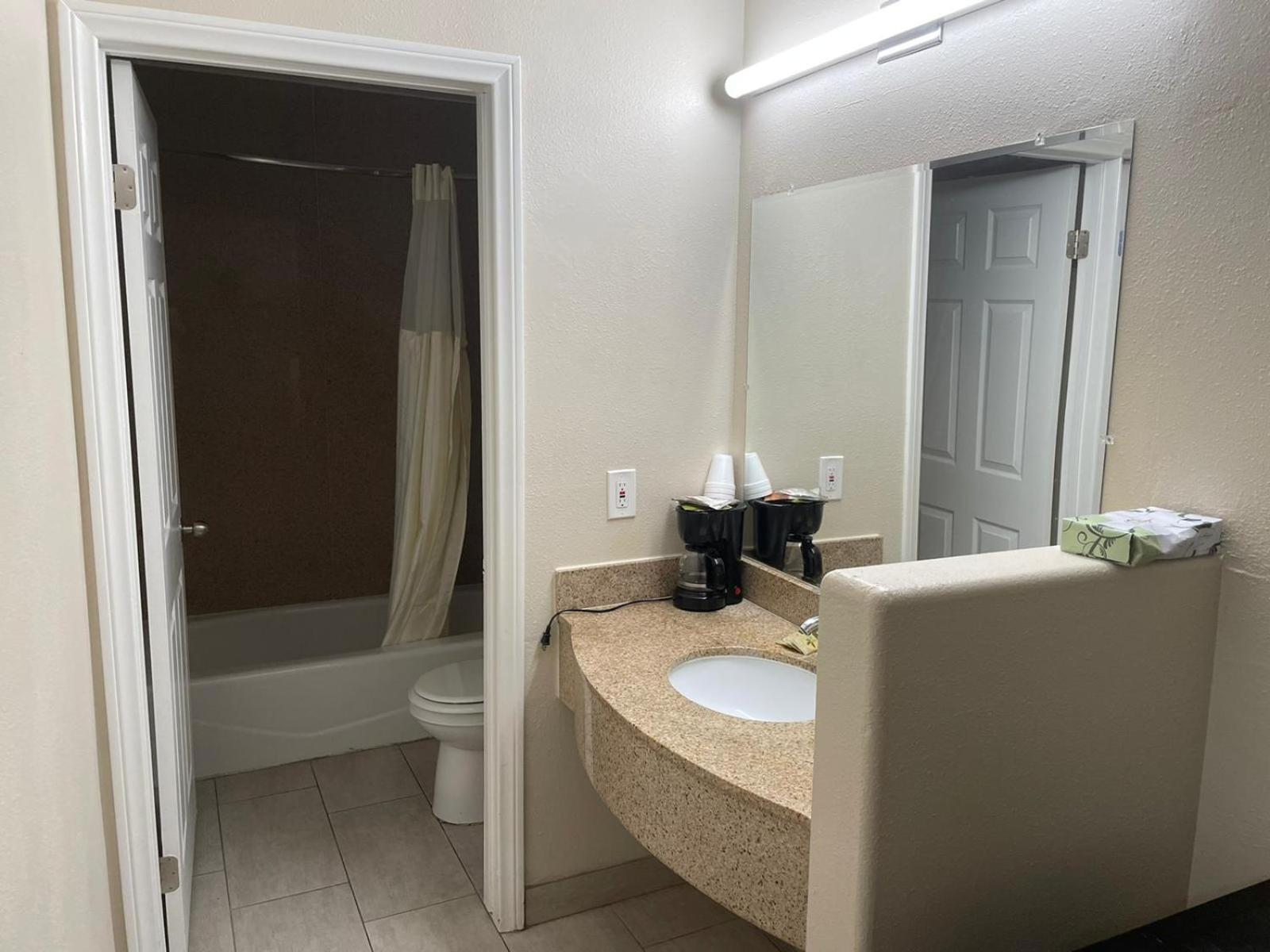 Colony Inn photo 9