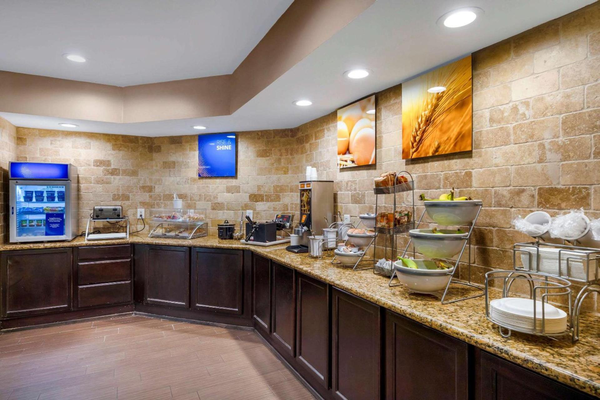 Comfort Suites North Dallas photo 37