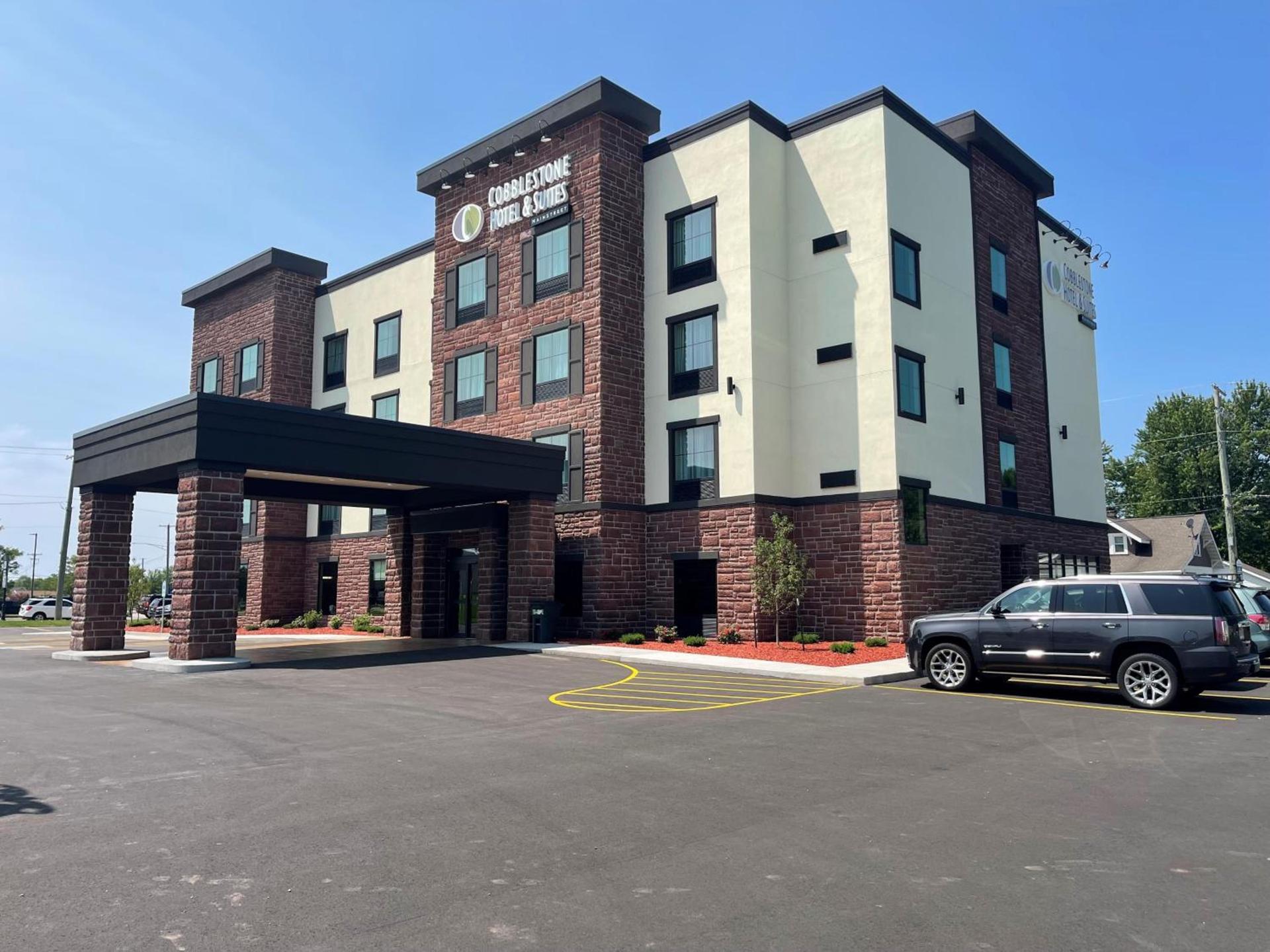 Cobblestone Hotel & Suites - Little Chute photo 1