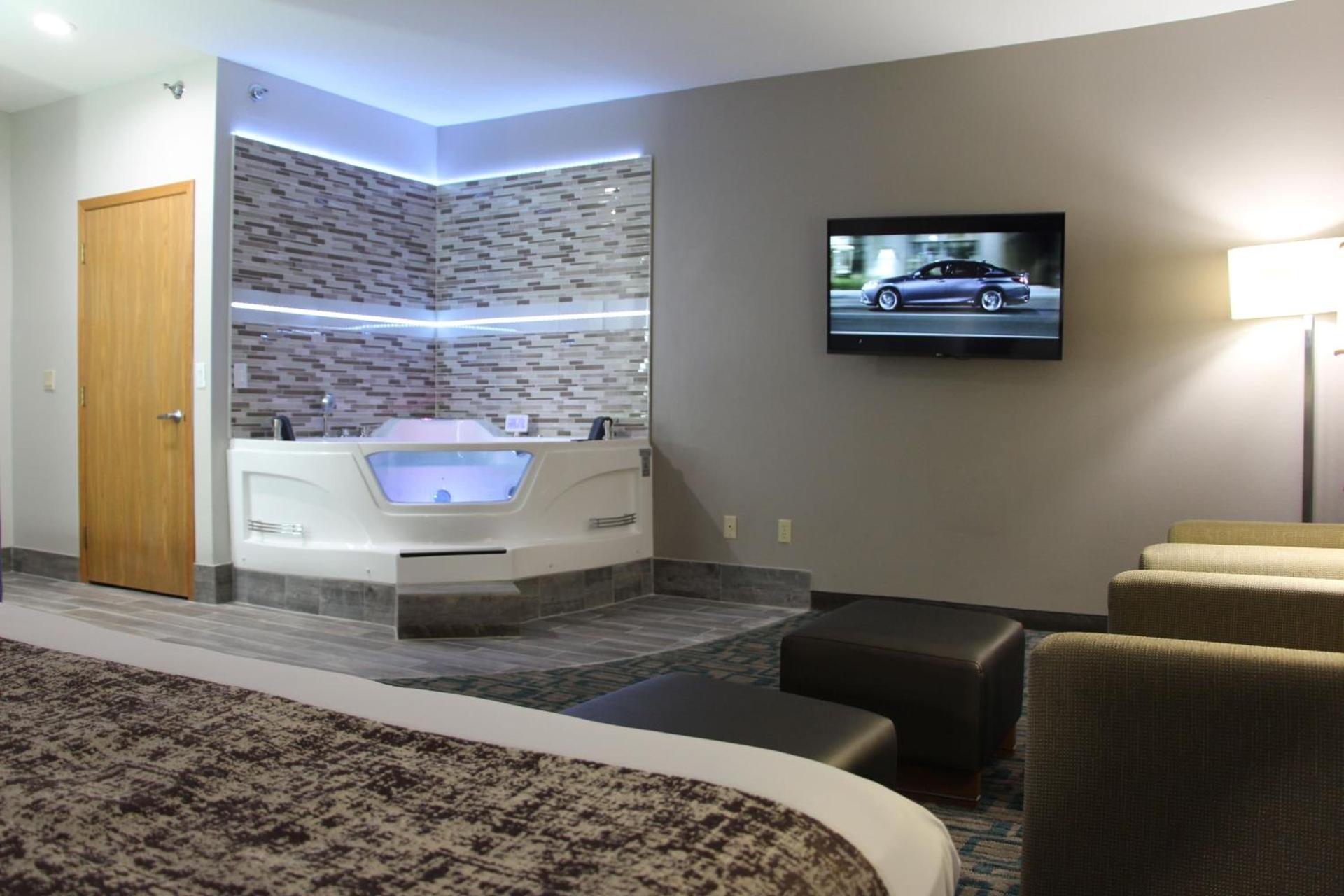 Westbridge Inn & Suites photo 2