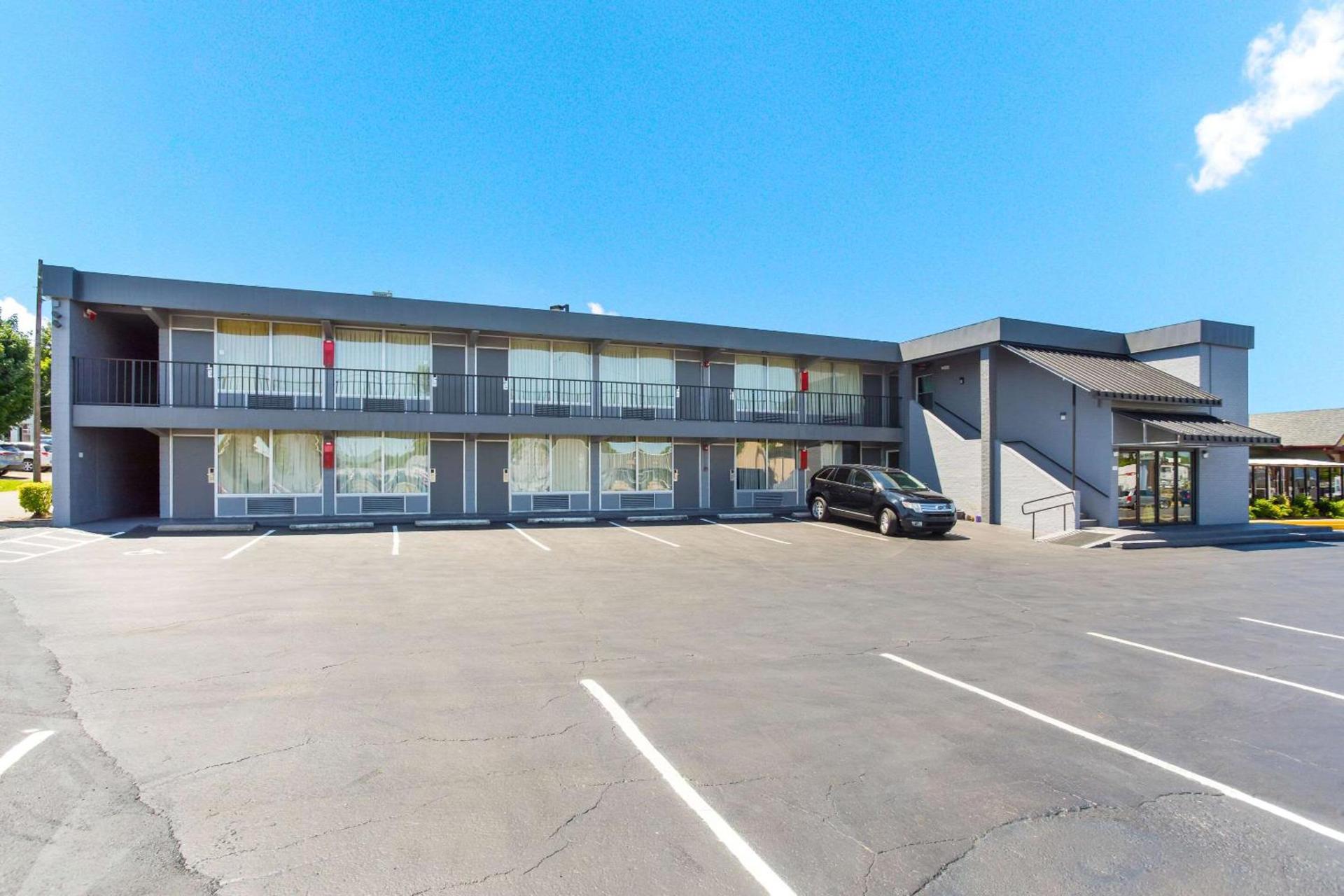 Econo Lodge Gallatin - Metro Nashville photo 2