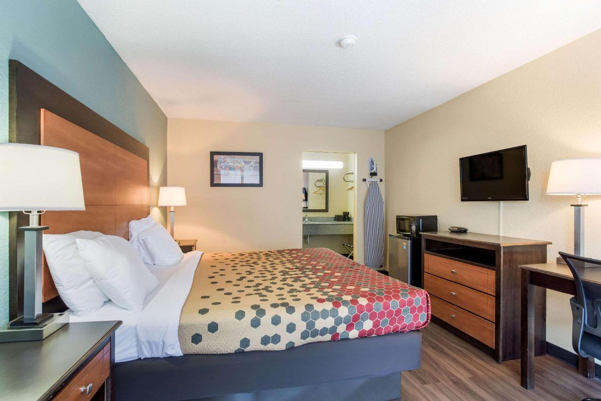 Econo Lodge Gallatin - Metro Nashville photo 9