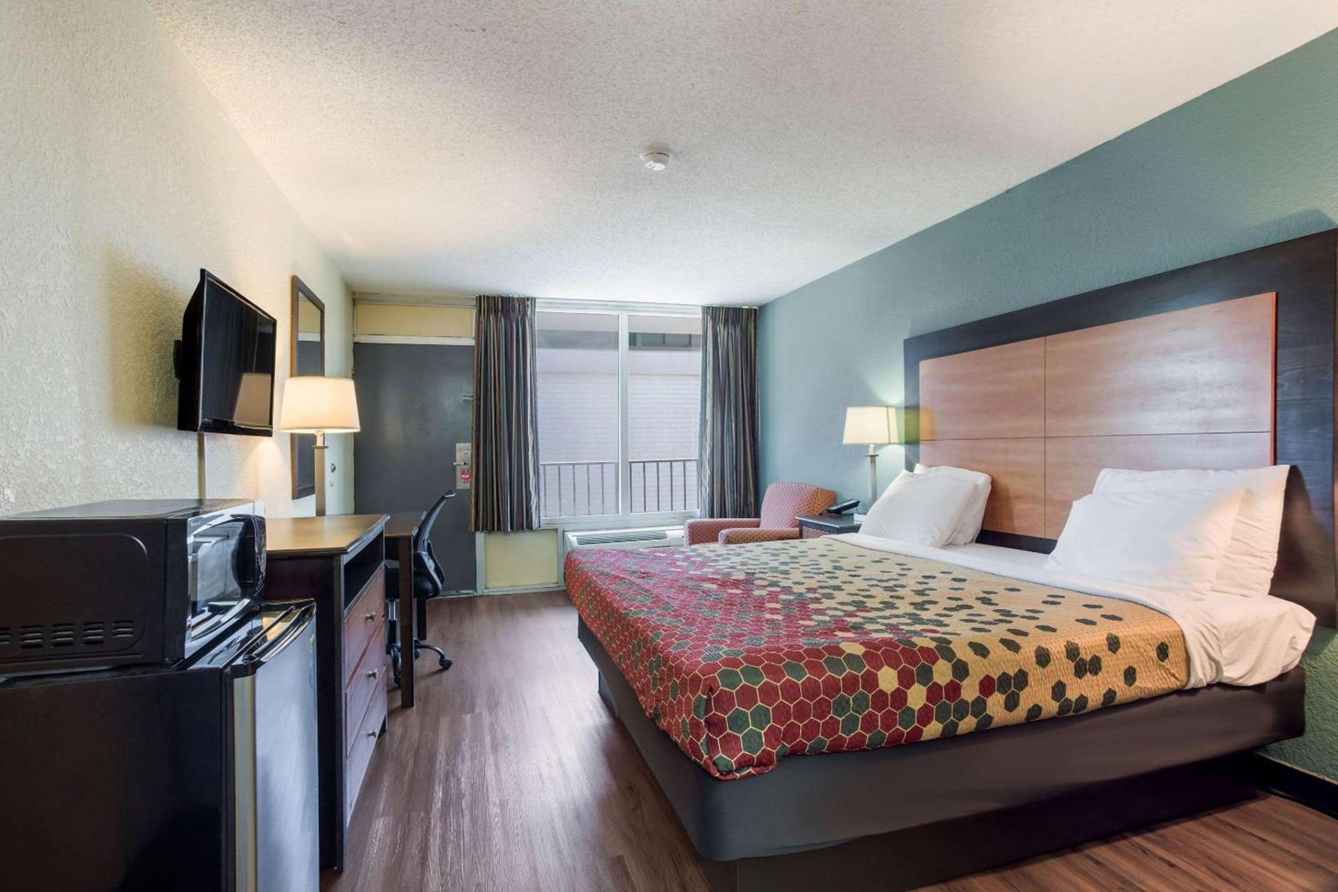 Econo Lodge Gallatin - Metro Nashville photo 10