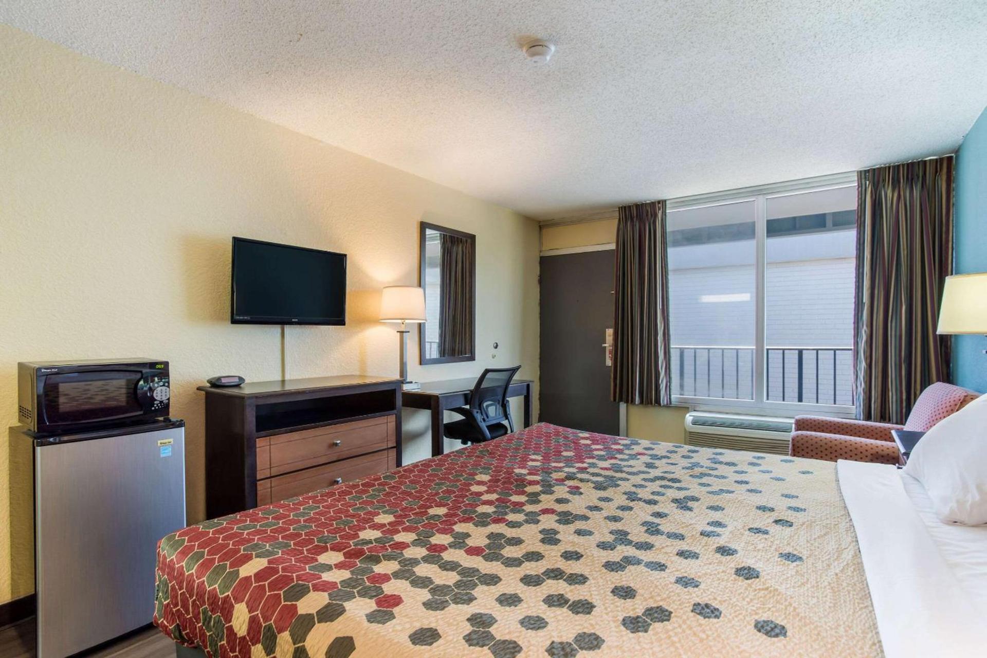 Econo Lodge Gallatin - Metro Nashville photo 11