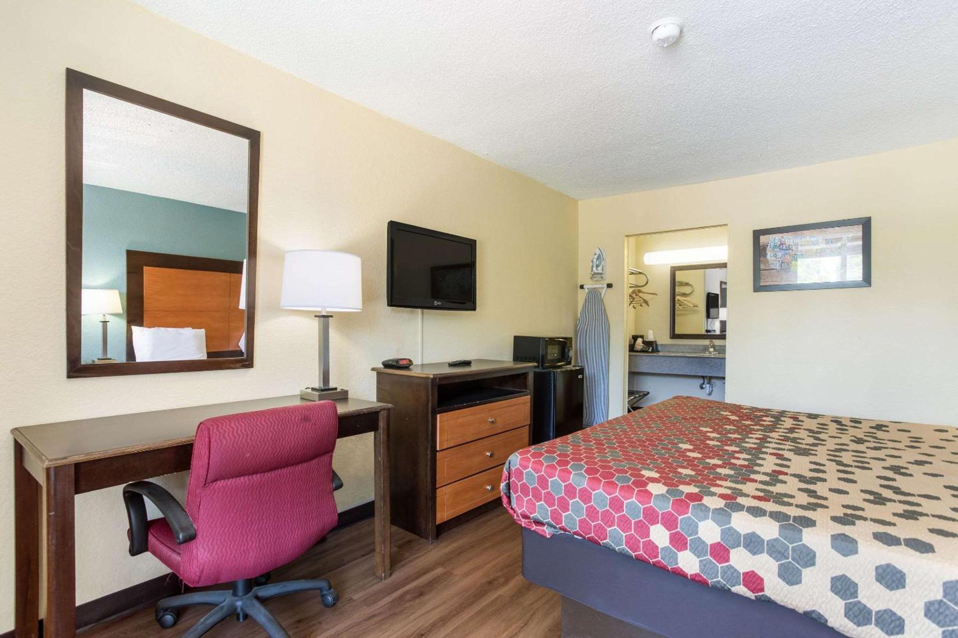 Econo Lodge Gallatin - Metro Nashville photo 13
