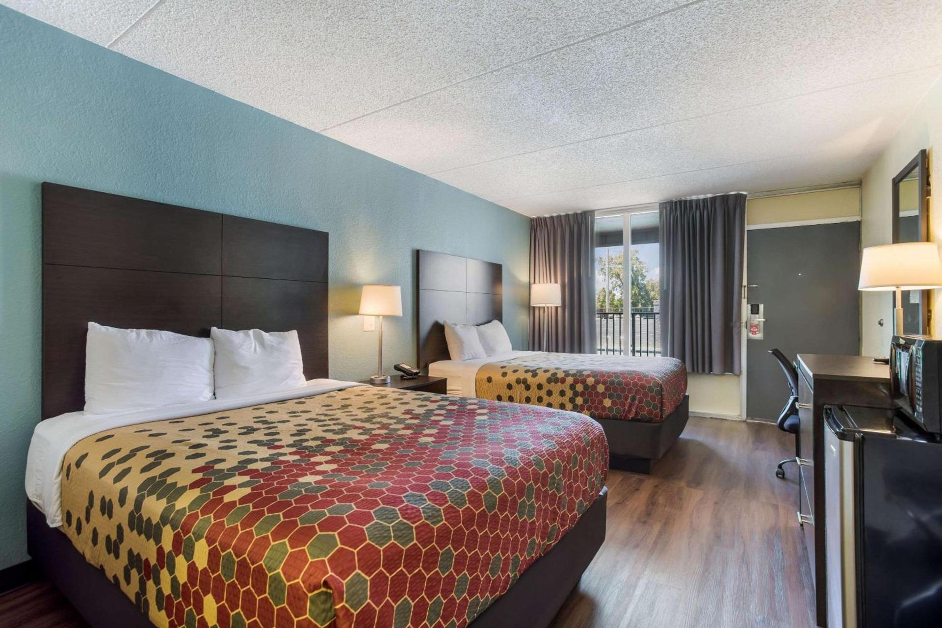 Econo Lodge Gallatin - Metro Nashville photo 17