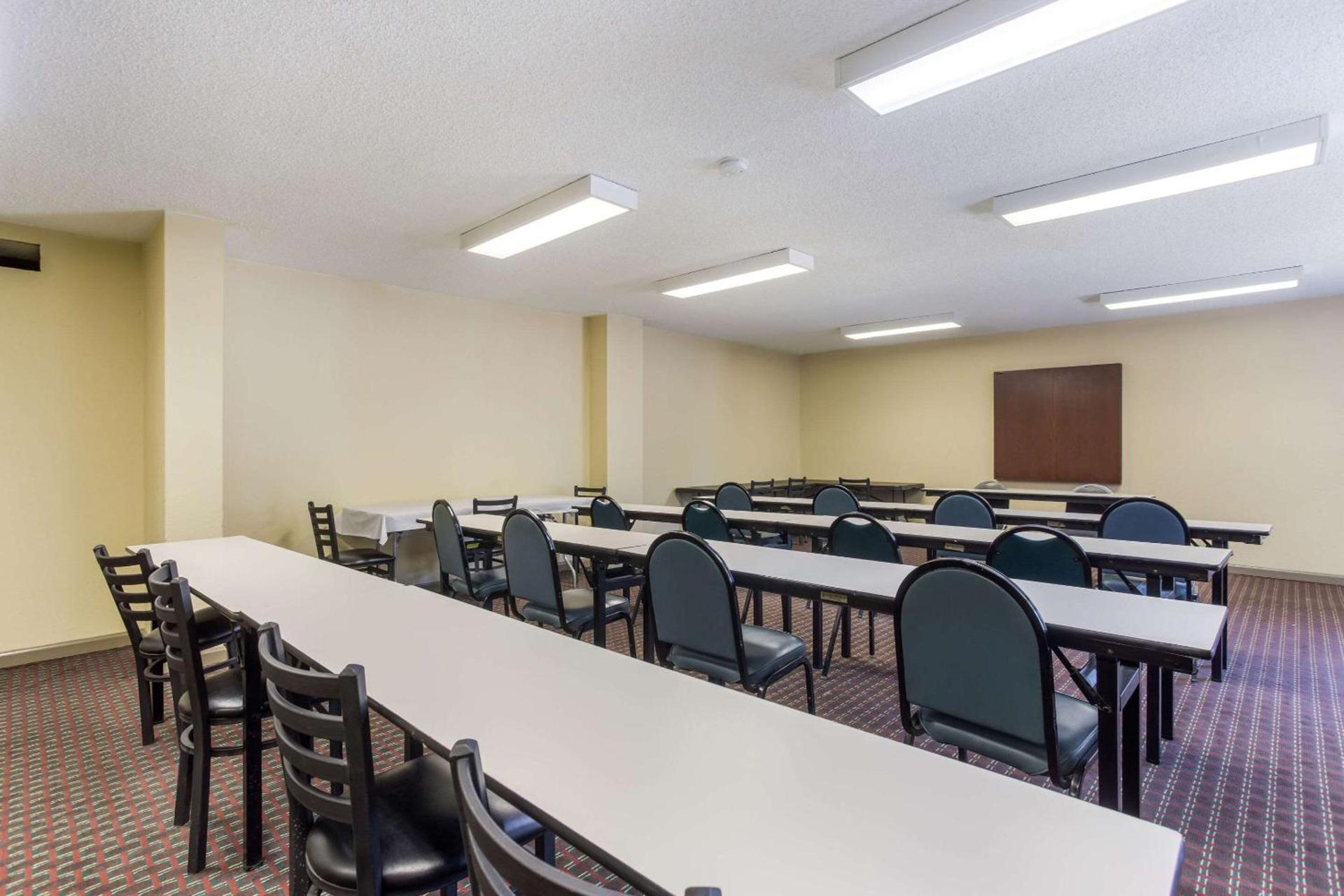 Econo Lodge Gallatin - Metro Nashville photo 27