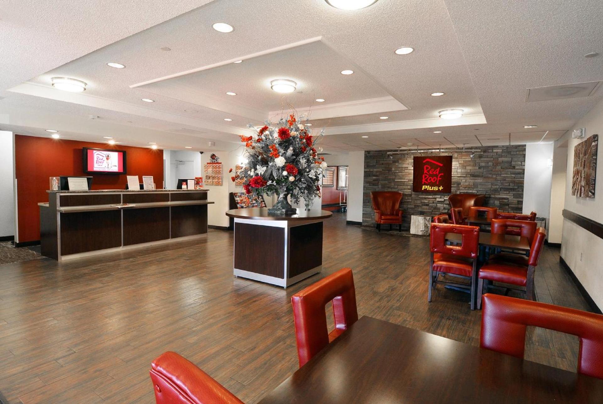 Red Roof Inn PLUS+ San Antonio Downtown - Riverwalk photo 3