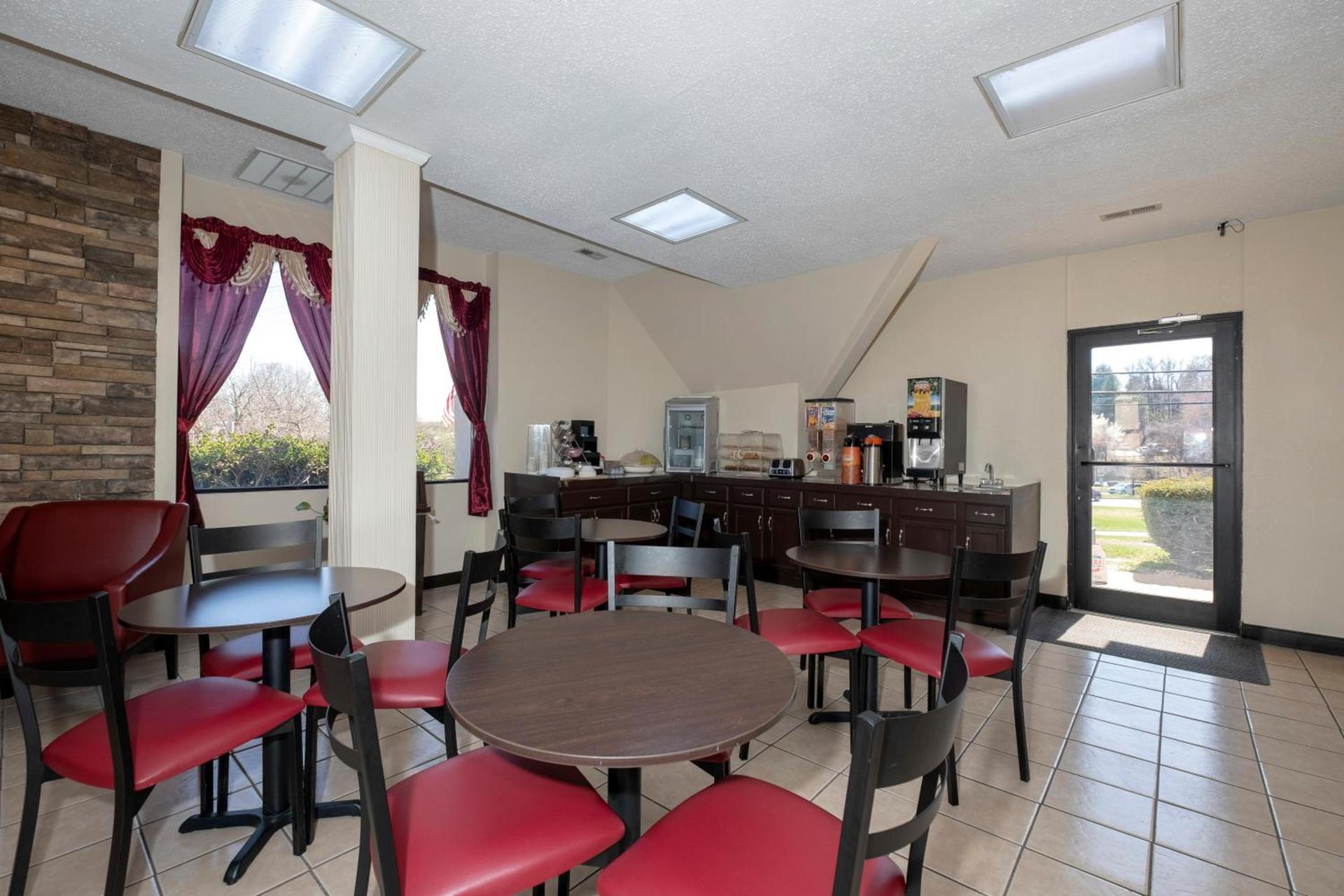 Red Roof Inn Warrenton photo 9