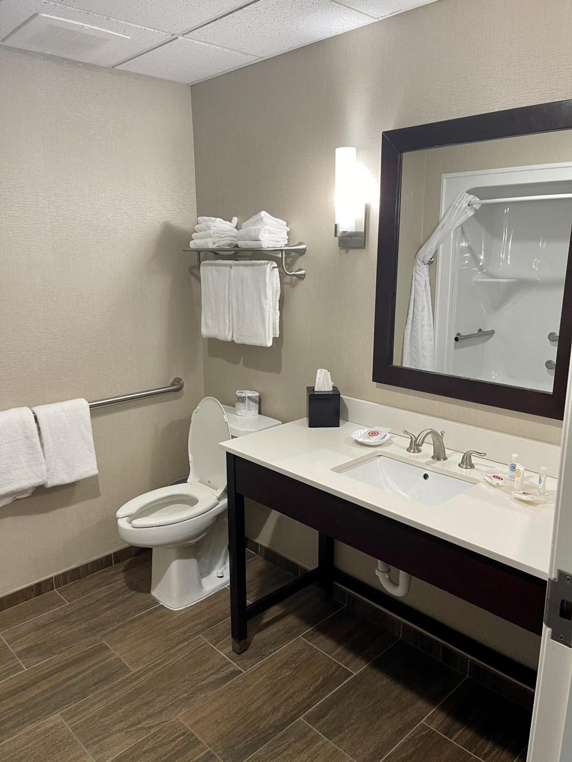 Comfort Suites Chincoteague Island Bayfront Resort photo 55